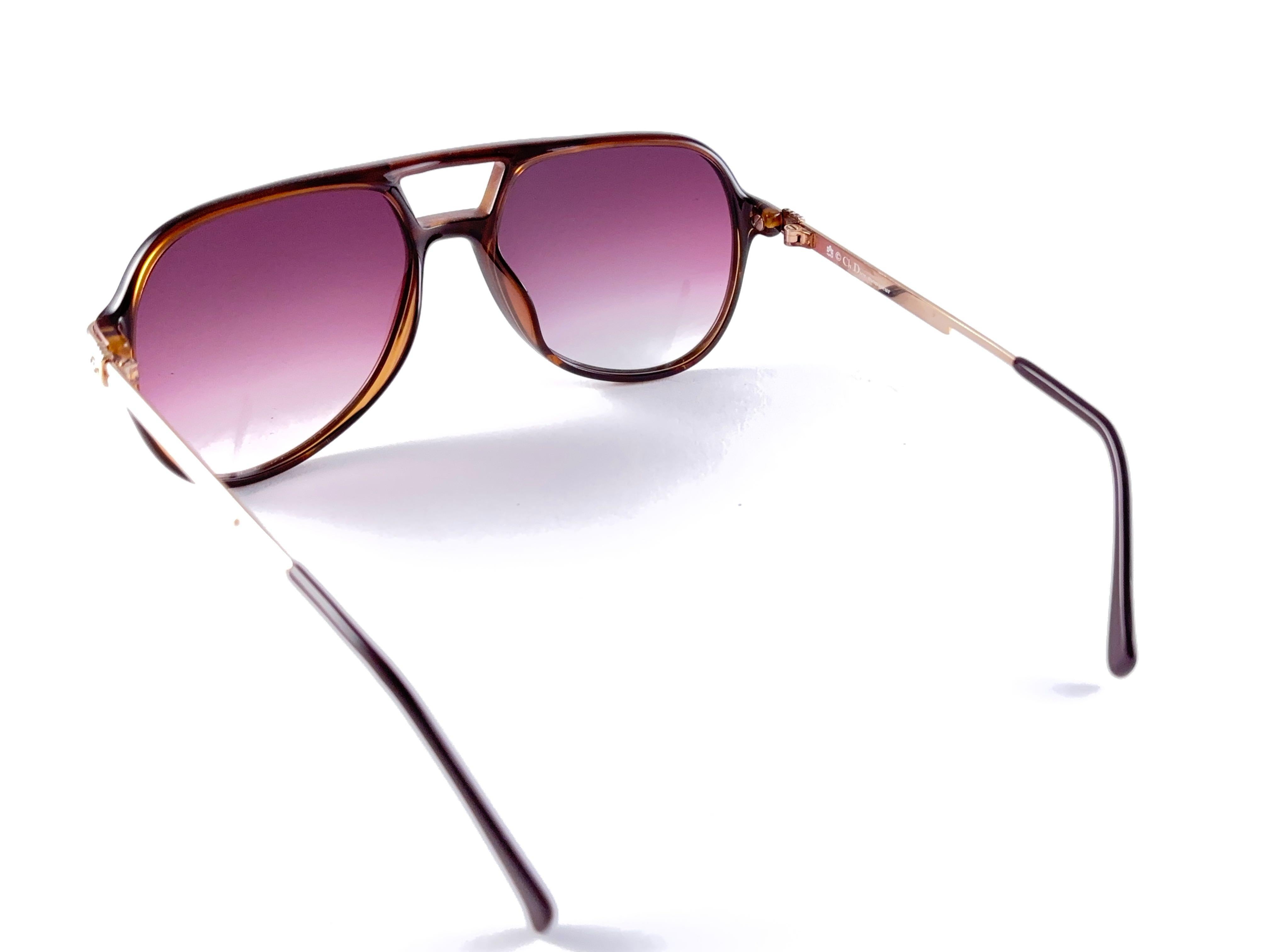 Nouveau vintage Christian Dior Monsieur  cadre.

Lentilles brunes impeccables de taille moyenne.



Neuf, jamais porté ou exposé, cet article présente de légers signes d'usure dus au stockage.

Fabriqué en Autriche