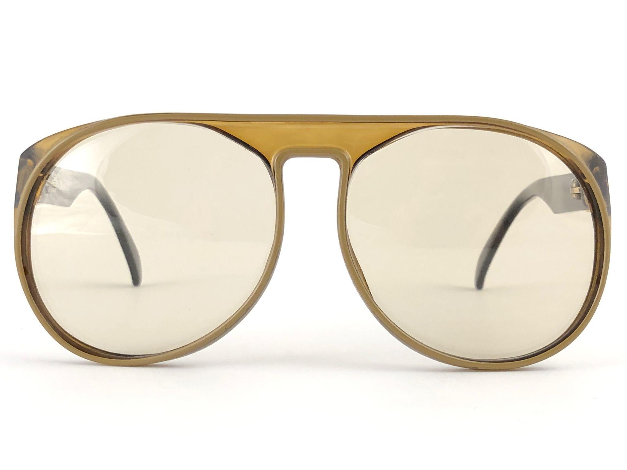 New vintage Christian Dior Monsieur translucent amber frame.

Spotless light brown lenses.

New, never worn or displayed this item may show light sign of wear due to storage.

Made in Austria

Front : 14.5 cms

Lens Height : 5.6 cms

Lens Width :