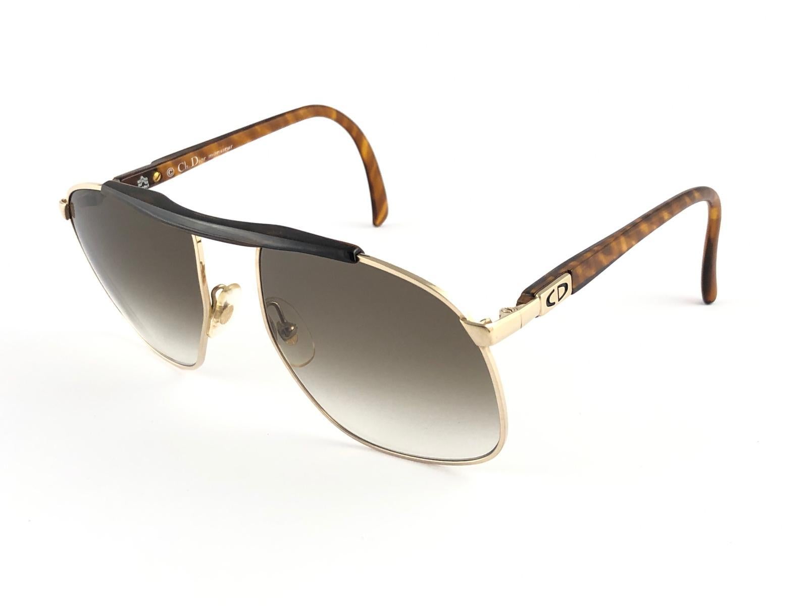 Neue vintage Christian Dior Monsieur Sonnenbrille. .

Makellose braune Farbverlaufsgläser.
Neu, nie getragen oder ausgestellt, kann dieser Artikel leichte Abnutzungserscheinungen aufgrund der Lagerung aufweisen.

Hergestellt in