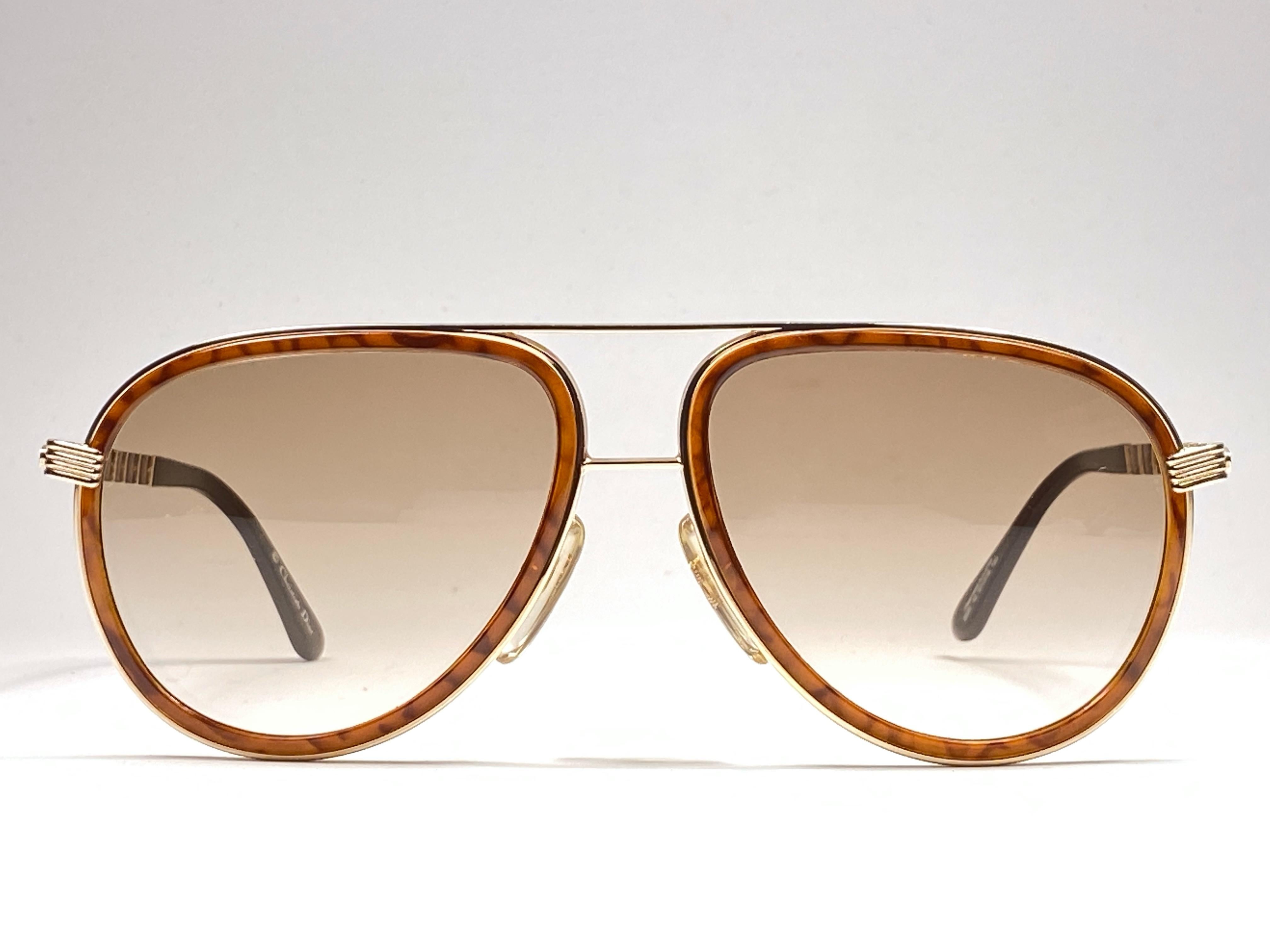 New vintage Christian Dior Monsieur sunglasses. .

Spotless brown gradient lenses.
New, never worn or displayed this item may show light sign of wear due to storage.

Made in Austria

MEASUREMENTS :

FRONT : 13.5 CMS

LENS HEIGHT : 4.8 CMS 

LENS