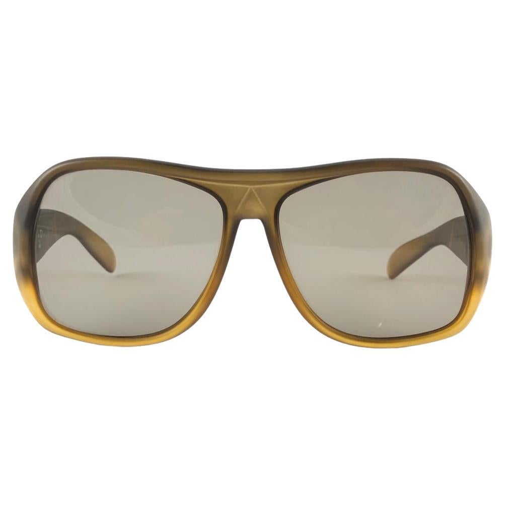 New Vintage Christian Dior 2023 10 Sonnenbrille übergroßen matten braunen Rahmen mit makellosen dunkelgrünen Gläsern 1970er Jahre.

Hergestellt von Optyl, hergestellt in Deutschland.
 
Starker und beeindruckender Rahmen. Dieser Artikel weist geringe