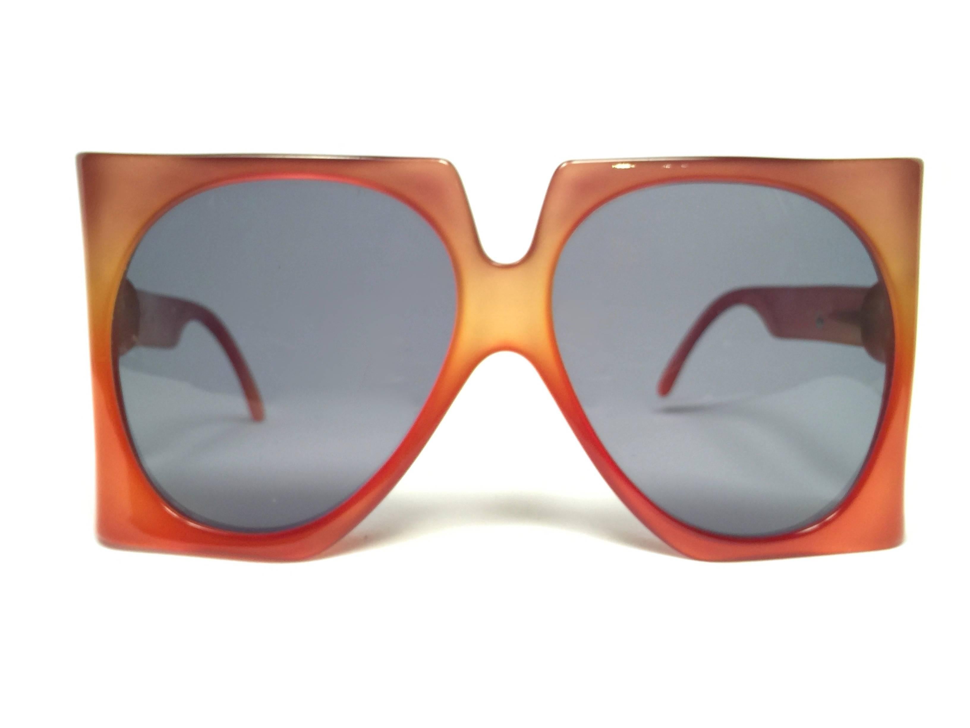 New Collectors Item. 

New Vintage Christian Dior D03 Oversized frame sporting a pair of flawless gradient lenses.

Made in Austria.
 
Produced and design in 1970's.

New, never worn or displayed.



