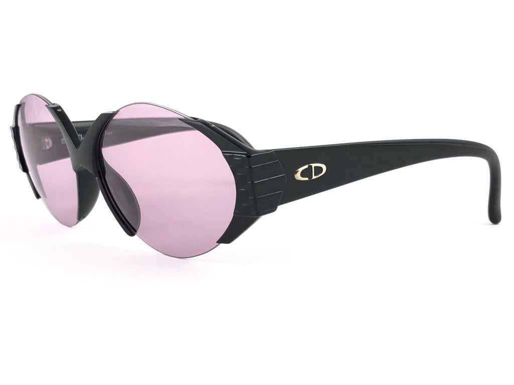 Neue vintage Christian Dior randlose schwarze Sonnenbrille. .

Makellose rosa Gläser.

Neu, nie getragen oder ausgestellt, kann dieser Artikel leichte Abnutzungserscheinungen aufgrund der Lagerung aufweisen.

Hergestellt in