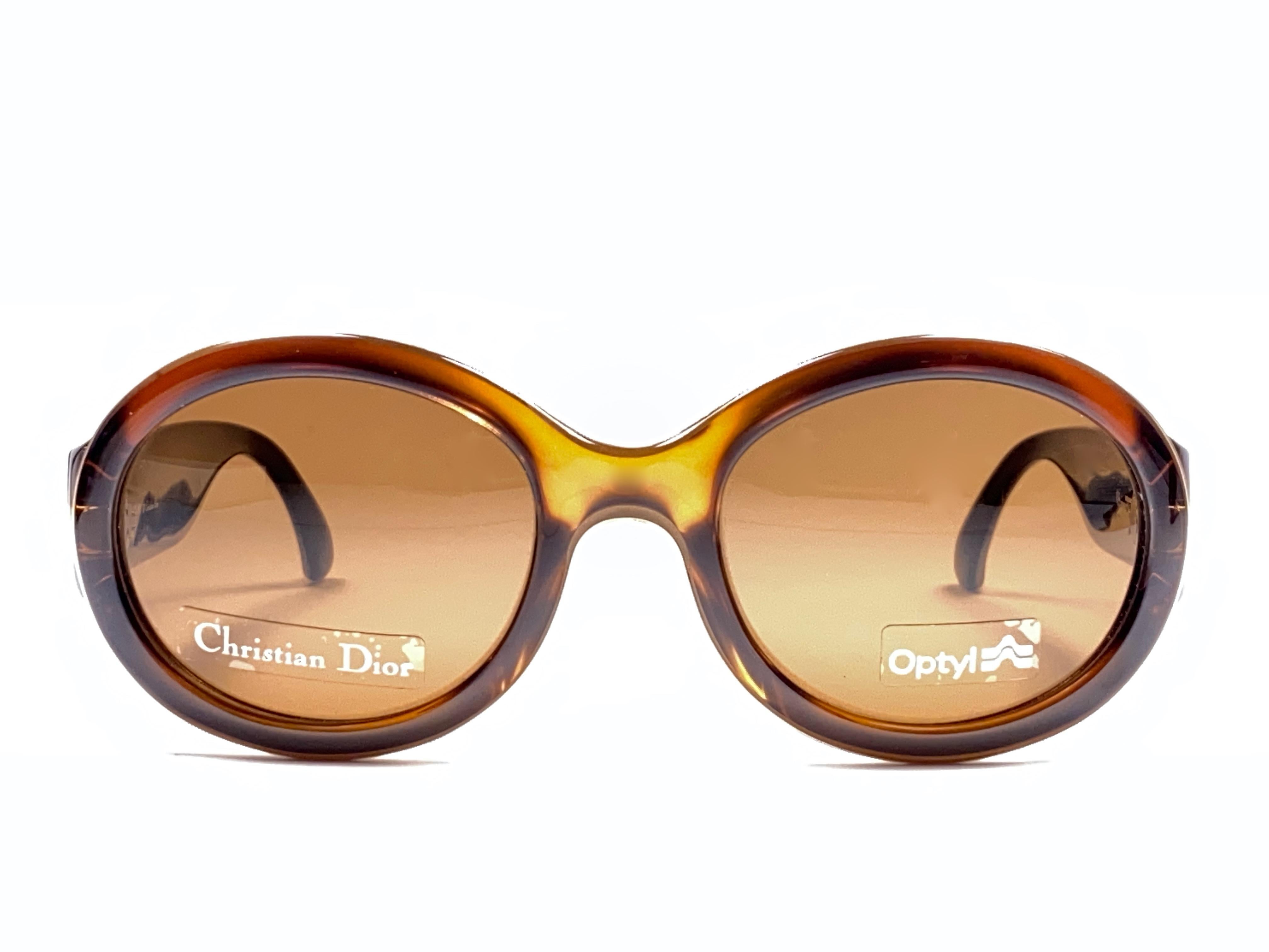 New vintage Christian Dior amber & gold sunglasses. .

Spotless brown lenses.
New, never worn or displayed this item may show light sign of wear due to storage.

Made in Austria

MEASUREMENTS

FRONT : 14 CMS

LENS HEIGHT : 4.4 CMS

LENS WIDTH : 5