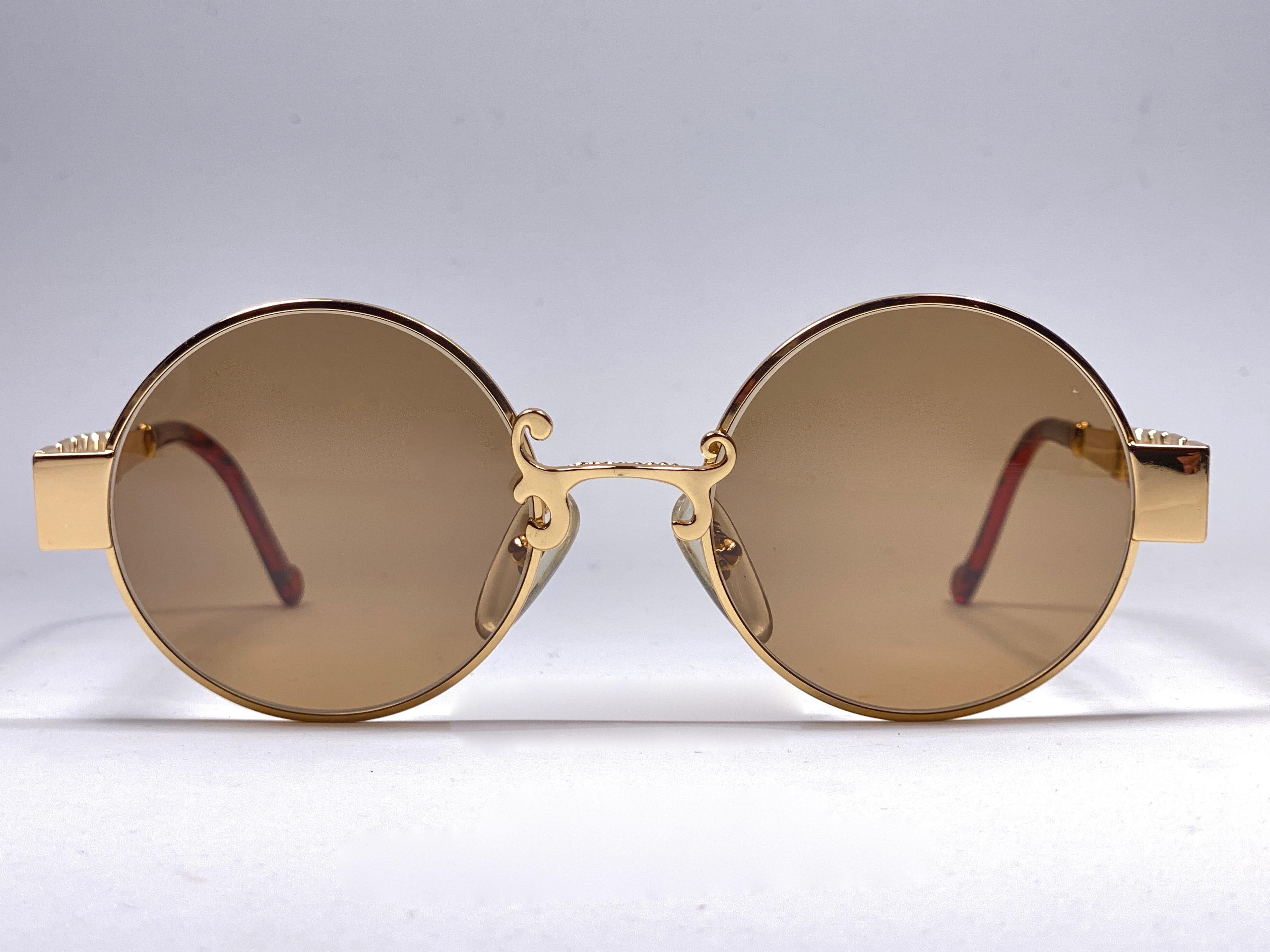 Superb & rare pair of vintage Christian Lacroix sunglasses.    

Spotless medium brown lenses.

New, never worn or displayed. Please notice this item its nearly 40 years old and may show minor sign of wear due to storage.

 Made in France.

Front :