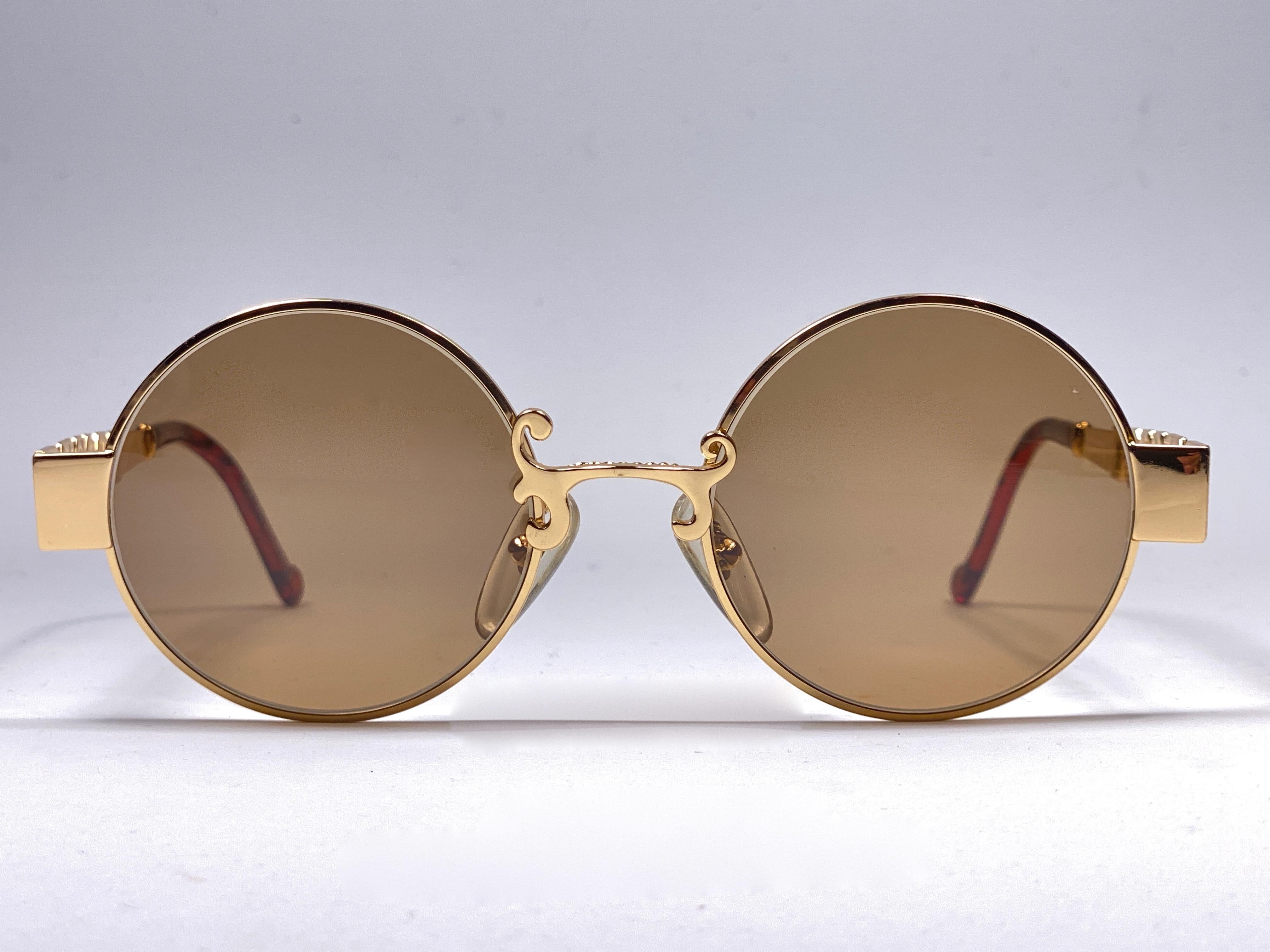 Superbo e raro paio di occhiali da sole vintage Christian Lacroix.    

Lenti marroni medie senza macchia.

Nuovo, mai indossato o esposto. Si prega di notare che questo articolo ha quasi 40 anni e può presentare lievi segni di usura dovuti alla