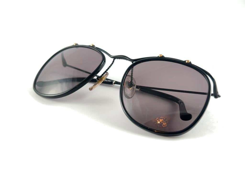 Rare pair of New vintage Christian Lacroix sunglasses. 

Rounded black with elaborated accents frame holding a pair of spotless lenses.

New, never worn or displayed. Made in France.


FRONT : 14 CMS

LENS HEIGHT : 4.8 CMS

LENS WIDTH : 5 CMS
