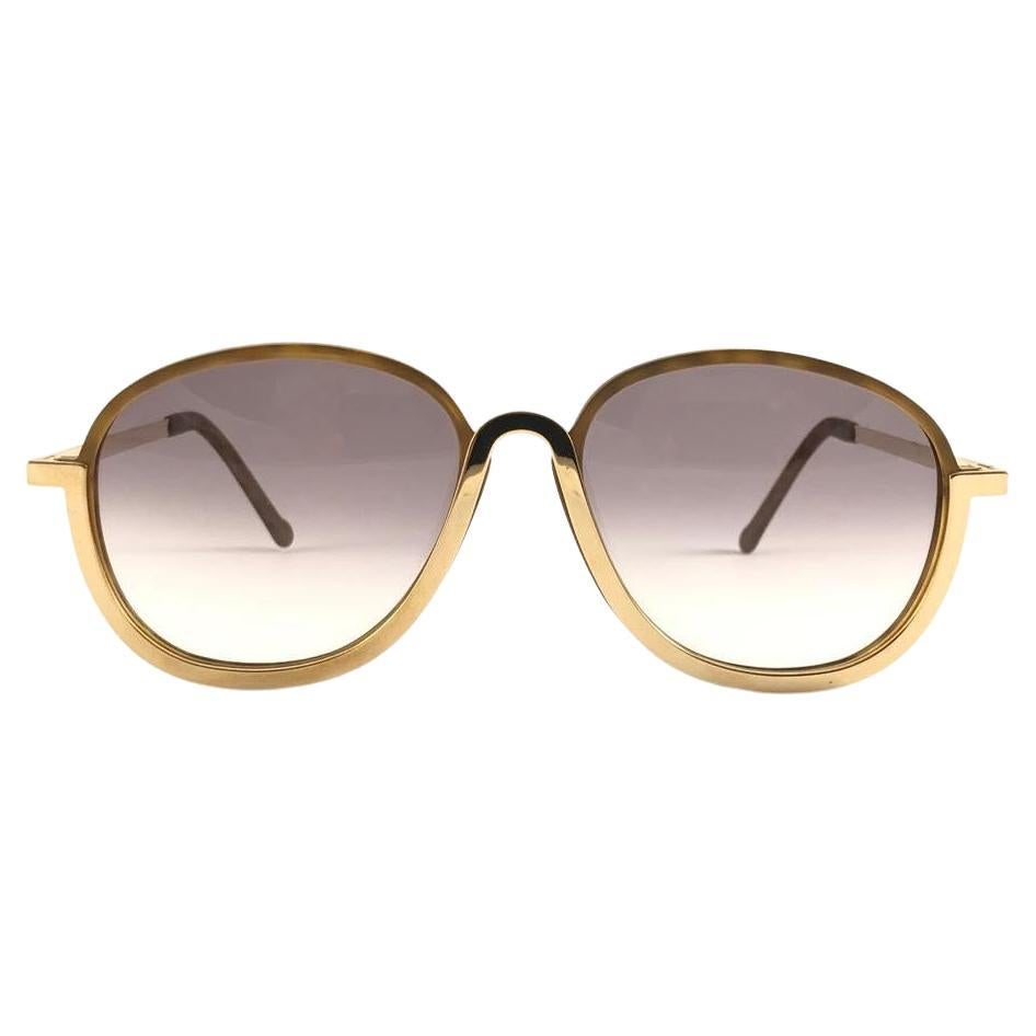 Superbe et rare paire de lunettes de soleil Christian Lacroix vintage neuves.   

Une monture de couleur tortue moyenne avec de délicats accents dorés qui renferme une paire de verres sans tache.  

Neuf, jamais porté ou exposé. Fabriqué en