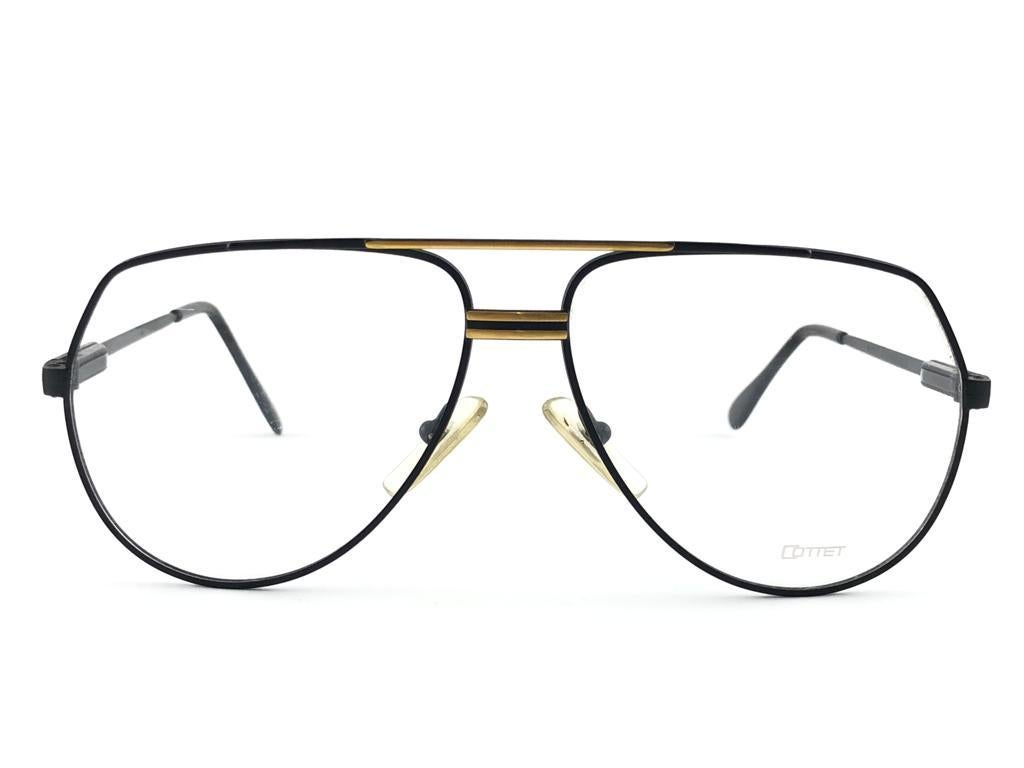 

Classy and timeless black matte and gold frame ready for your prescription lenses. 

New, never worn or displayed, it may show minor sign of wear due to storage

 Made in Italy.

FRONT  12.5 CMS
LENS HEIGHT 4.9 CMS
LENS WIDTH 5.6 CMS
TEMPLES 12.5 