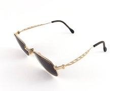 Courrèges - Lunettes de soleil vintage à monture métallique dorée, fabriquées à la main, France, années 1980, état neuf