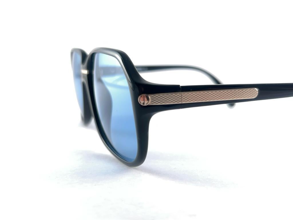 
New 1980 Dunhill 6002 Oversized Black & Silver Accents Frame Holding A Medium Blue Lenses. 
Beautiful Design And A Real Sign Of The Times. 

This Piece May Show Minor Sign Of Wear Due To Storage.
1980'S Designed And Produced.



Made In