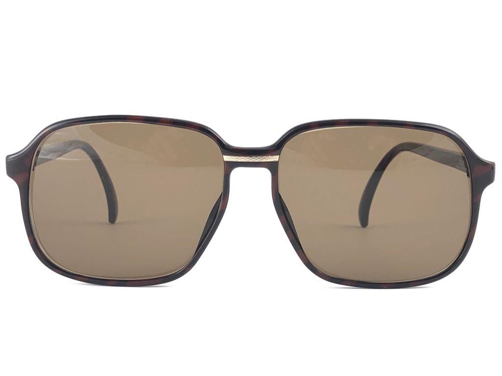 
Nouveau 1980 Dunhill oversized dark tortoise frame. Lentilles marron clair (protection contre les UV). 
Un design magnifique et un véritable signe des temps. 

Cette pièce peut présenter des signes mineurs d'usure dus au stockage.
Conçu et produit