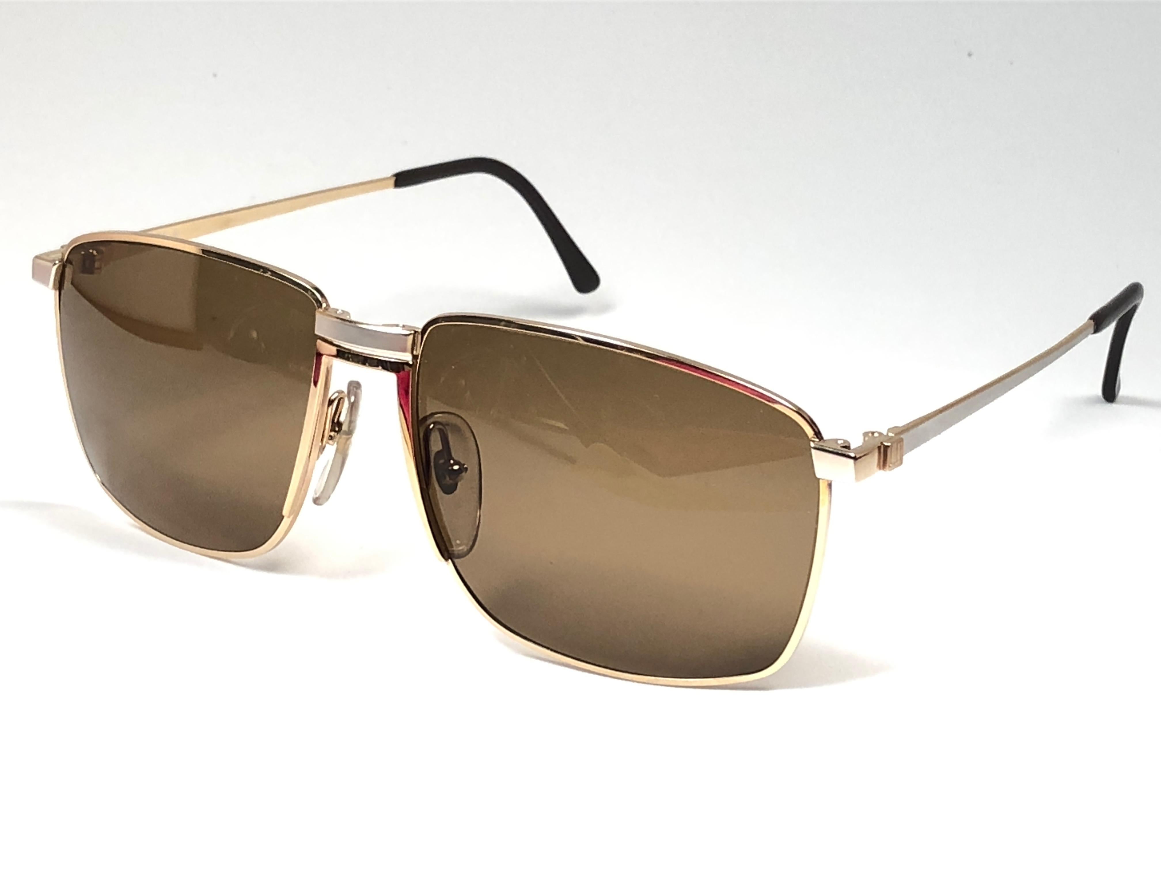 
Nueva montura metálica Dunhill 1980 de gran tamaño. Marrón Sólido (Protección Uv) Lentes. 
Son Como Un Par De Joyas En Tu Nariz.
Un diseño precioso y un verdadero signo de los tiempos. 
Estuche original Dunhill.
Esta pieza puede mostrar pequeños