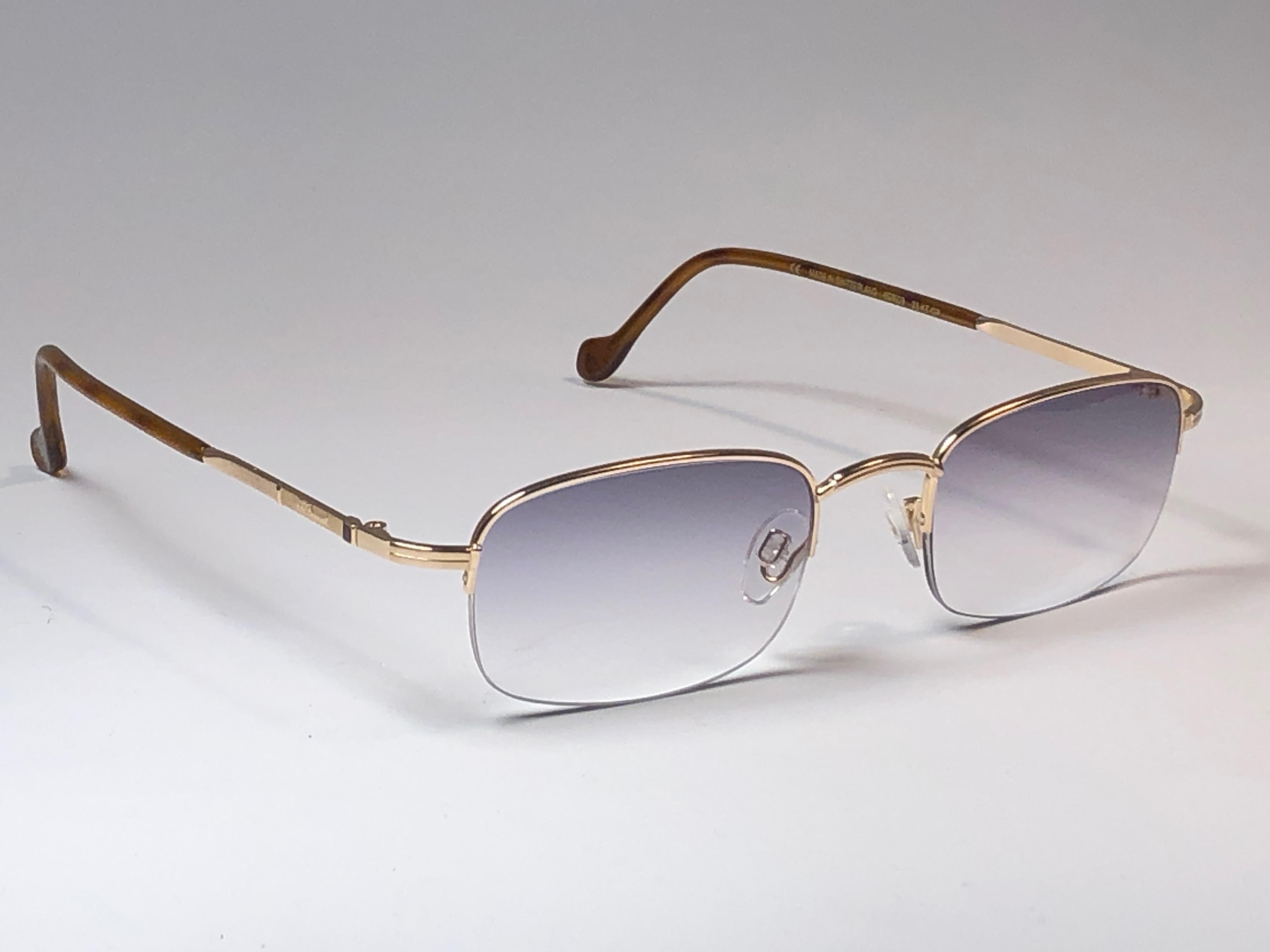 Mint Vintage Dupont 23k gold plated frame. Spotless blue gradient lenses.

Made in Switzerland.
 
Produced and design in 1990's.

This item may show minor sign of wear due to storage.