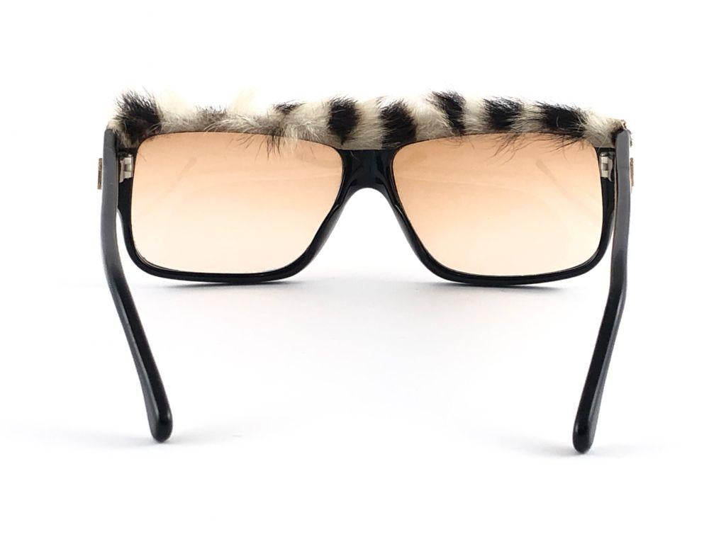 New Vintage Emanuelle Kahn Paris 106 40 Fur Accents Black Sunglasses France In New Condition For Sale In Baleares, Baleares