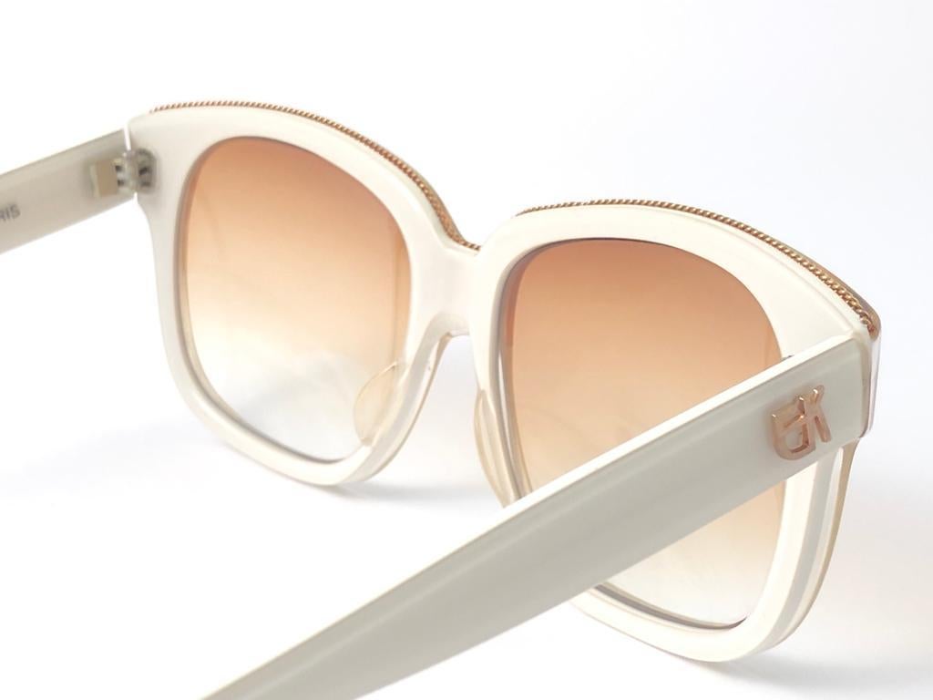 Emanuelle Kahn - Lunettes de soleil vintage blanches avec accents dorés, Paris, 8080, France, état neuf Pour femmes en vente