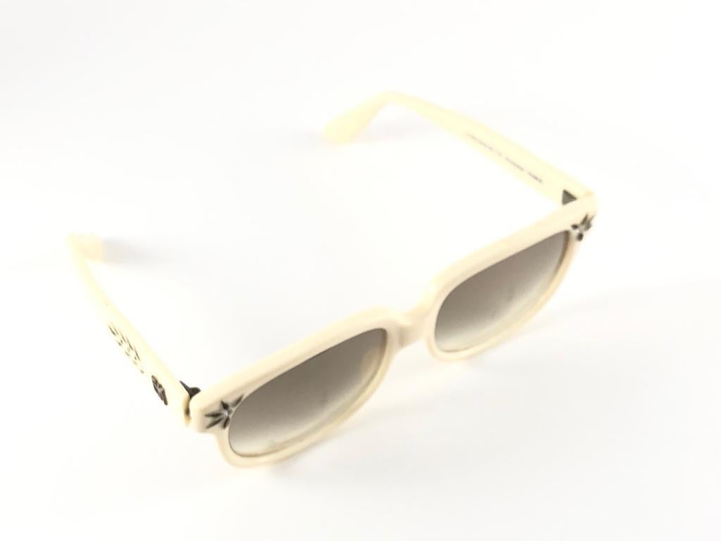 New Vintage Emanuelle Khanh Paris Beige Rhinestones Accents Sunglasses France In New Condition For Sale In Baleares, Baleares