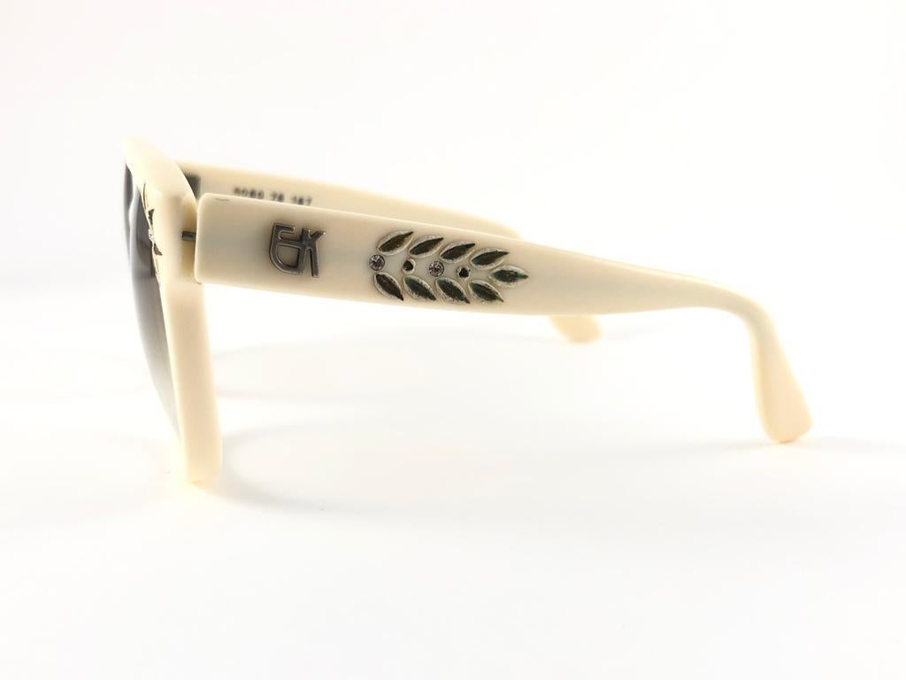New Vintage Emanuelle Khanh Paris Beige Rhinestones Accents Sunglasses France Unisexe en vente