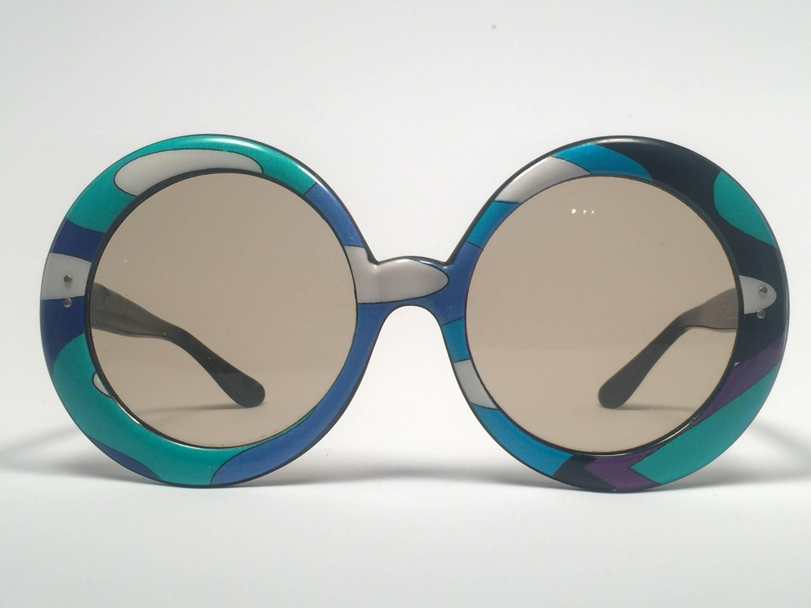 New Vintage Emilio Pucci signature pattern multicolor frame with spotless lenses. 

Made in France. Produced and design in 1970's. 

A collector’s piece! It has light wear due to 40 years of storage and a technical fault on the imprint of the temple
