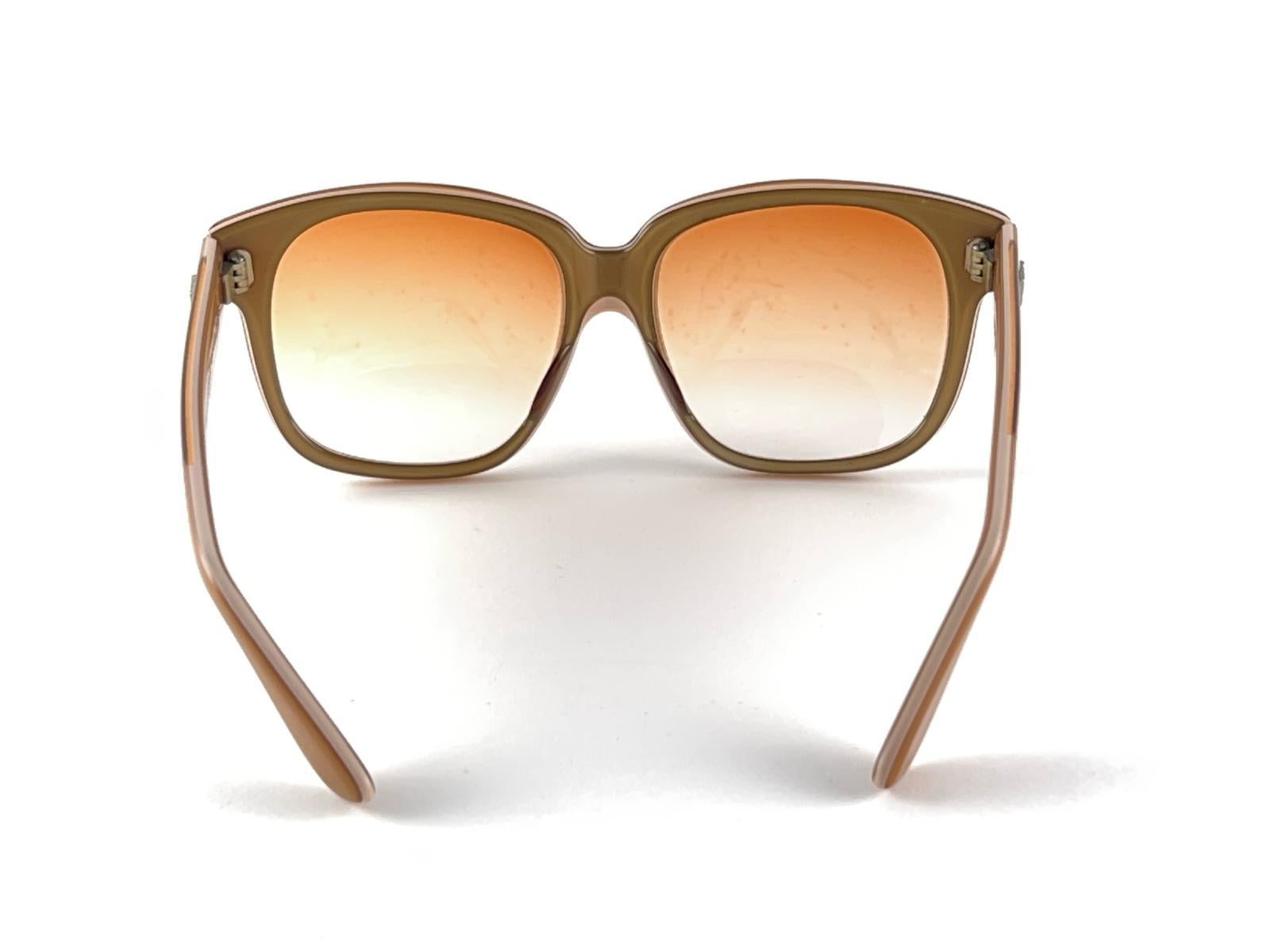 New Vintage Emmanuelle Khanh 8080 49 Ocher Oversized 70's France Sunglasses en vente 1
