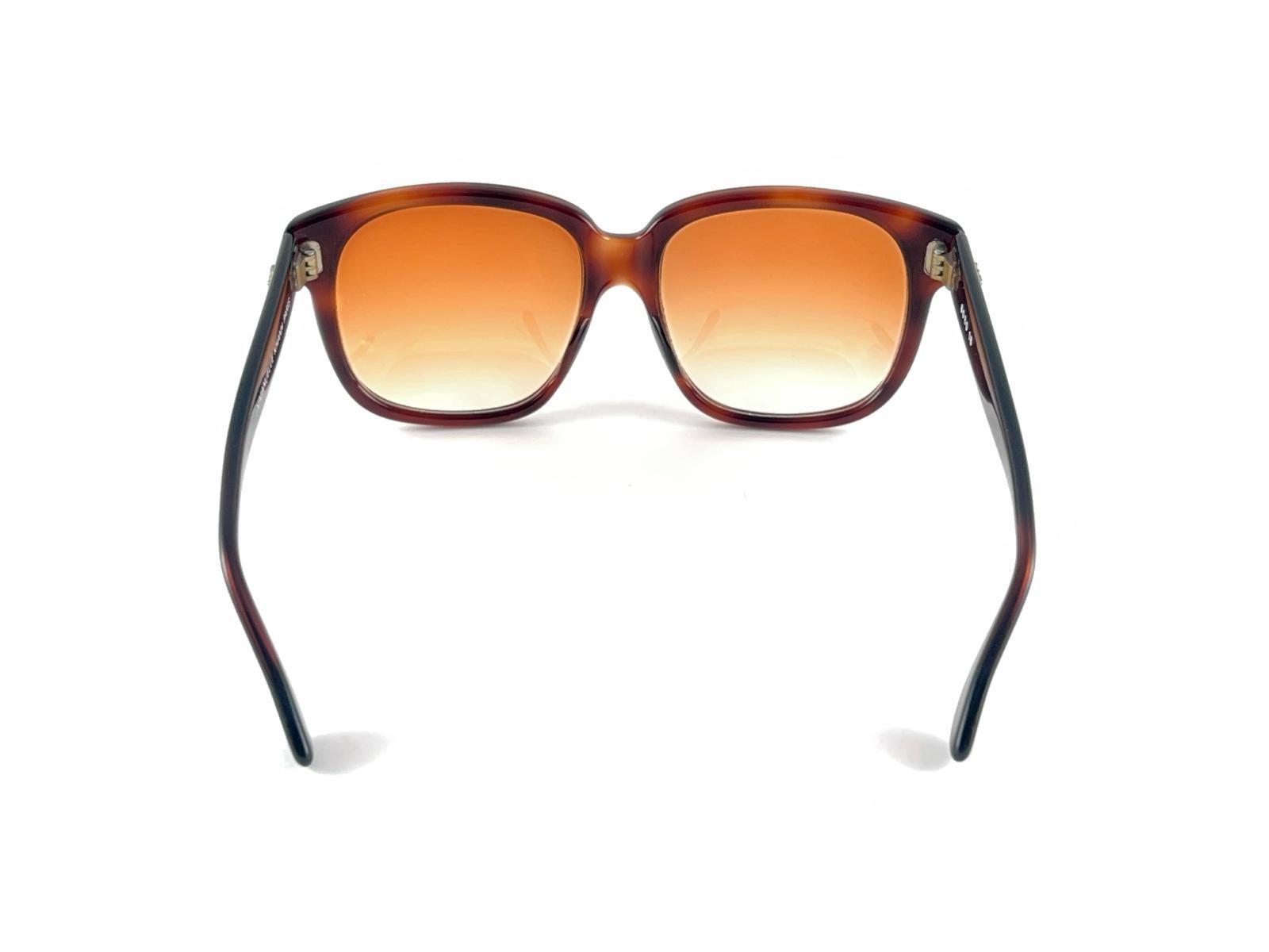 Neu Vintage Emmanuelle Khanh 8080 Transluzente übergroße französische Vintage-Sonnenbrille in Übergröße 1970er Jahre im Angebot 6