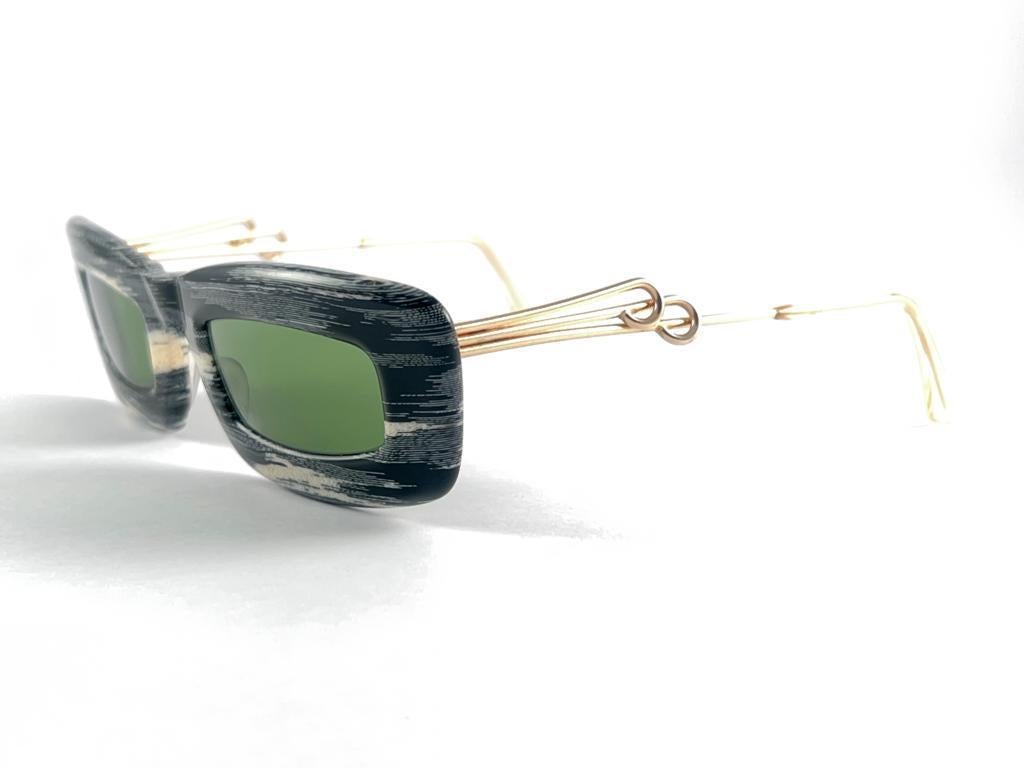 Vintage Essel black and white with gold laminated temples Frame Sunglasses

New Never Worn Or Display, This Item May Show Minor Sign Of Wear Due To Storage

Made In France

Front                                     15 Cms 

Lens Height              