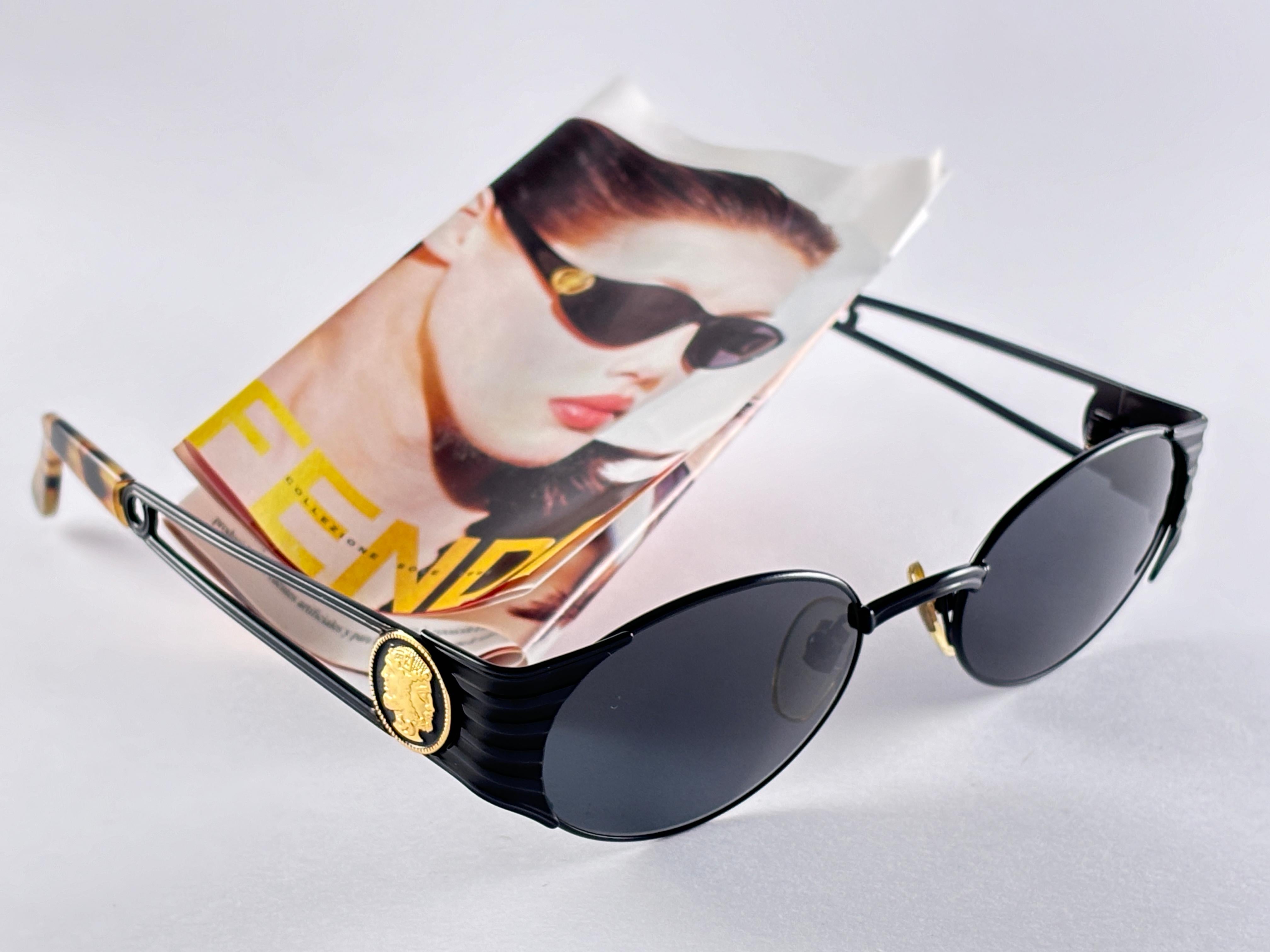 New Fendi schwarzer Rahmen mit soliden grauen (UV-Schutz) Gläsern.

Hergestellt in Italien.
 
Produziert und gestaltet in den 1990er Jahren.

Neu, nie getragen oder ausgestellt. diese  Artikel kann aufgrund der Lagerung leichte Gebrauchsspuren