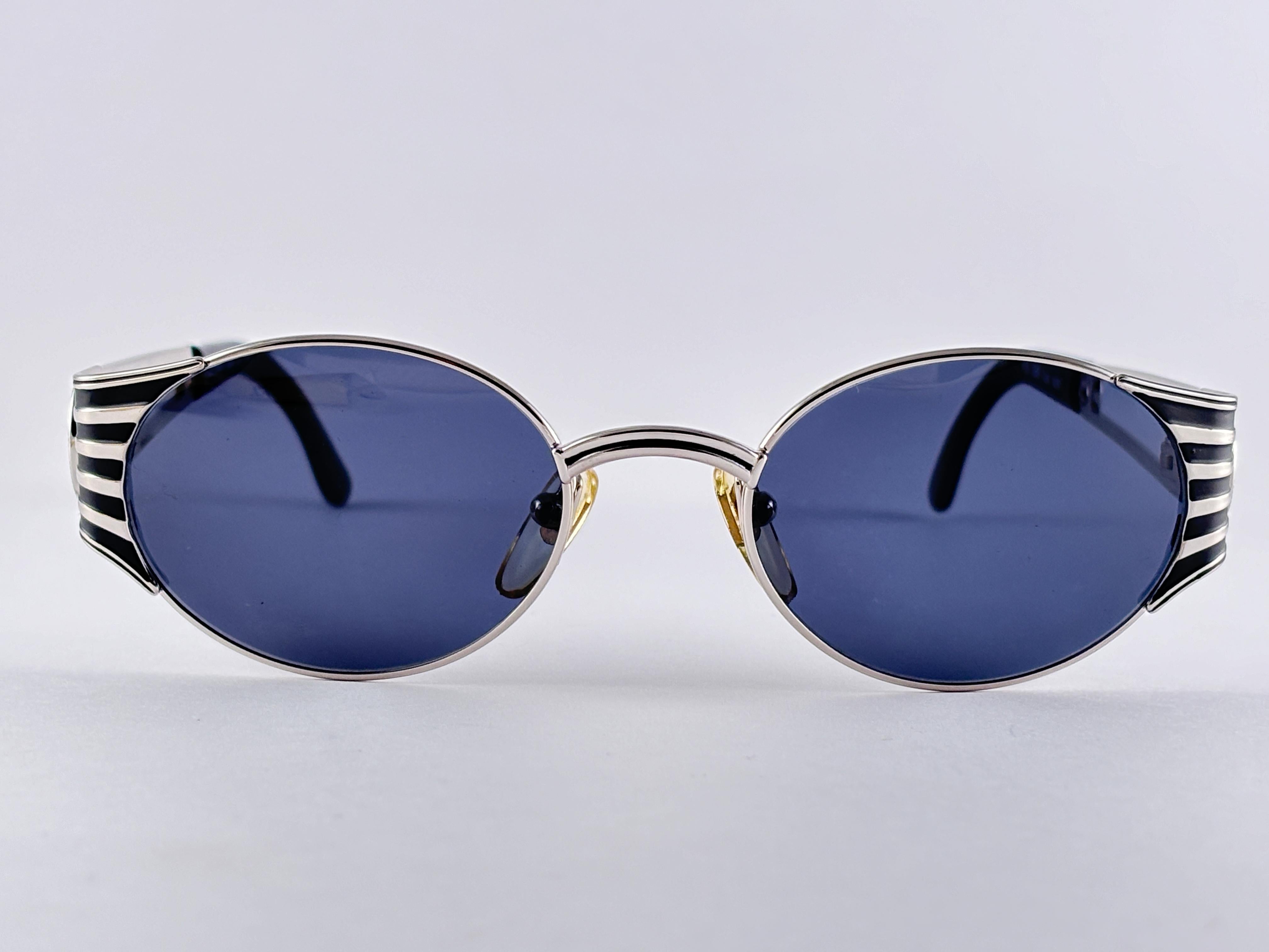 Nouveau Fendi silver &black frame with solid grey ( UV protection ) lenses.

Fabriquées en Italie.
 
Produit et conçu dans les années 1990.

Neuve, jamais portée ou exposée. cette  l'article peut présenter des signes mineurs d'usure dus au