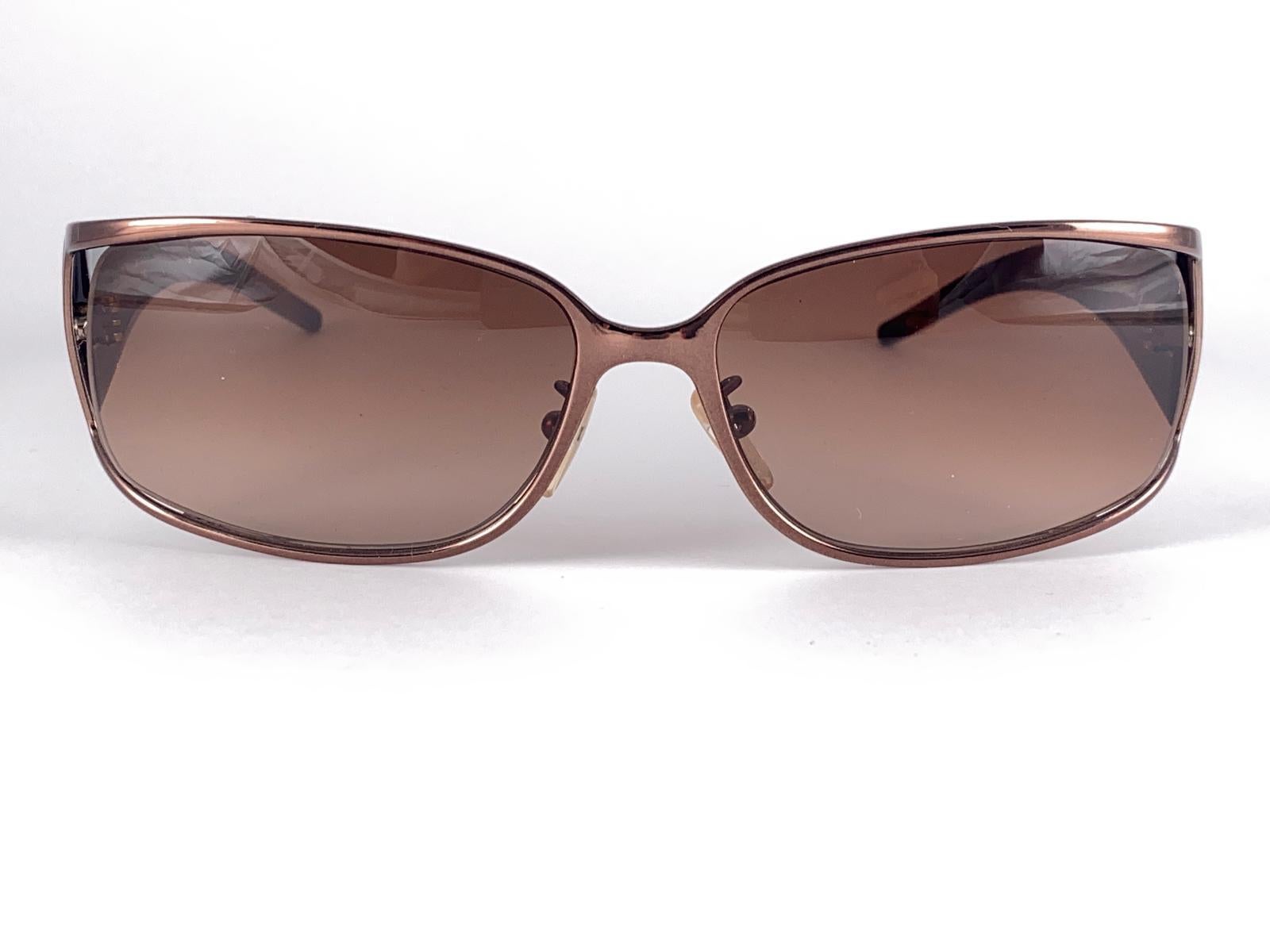 

New Vintage Fendi Monogrammed Sunglasses. 
New Never Worn Or Displayed. 
This Item Show Minor Sign Of Wear on the lenses Due To Storage.

Made In Italy 


Measurements


Front                                              15 Cms
Lens Heist         