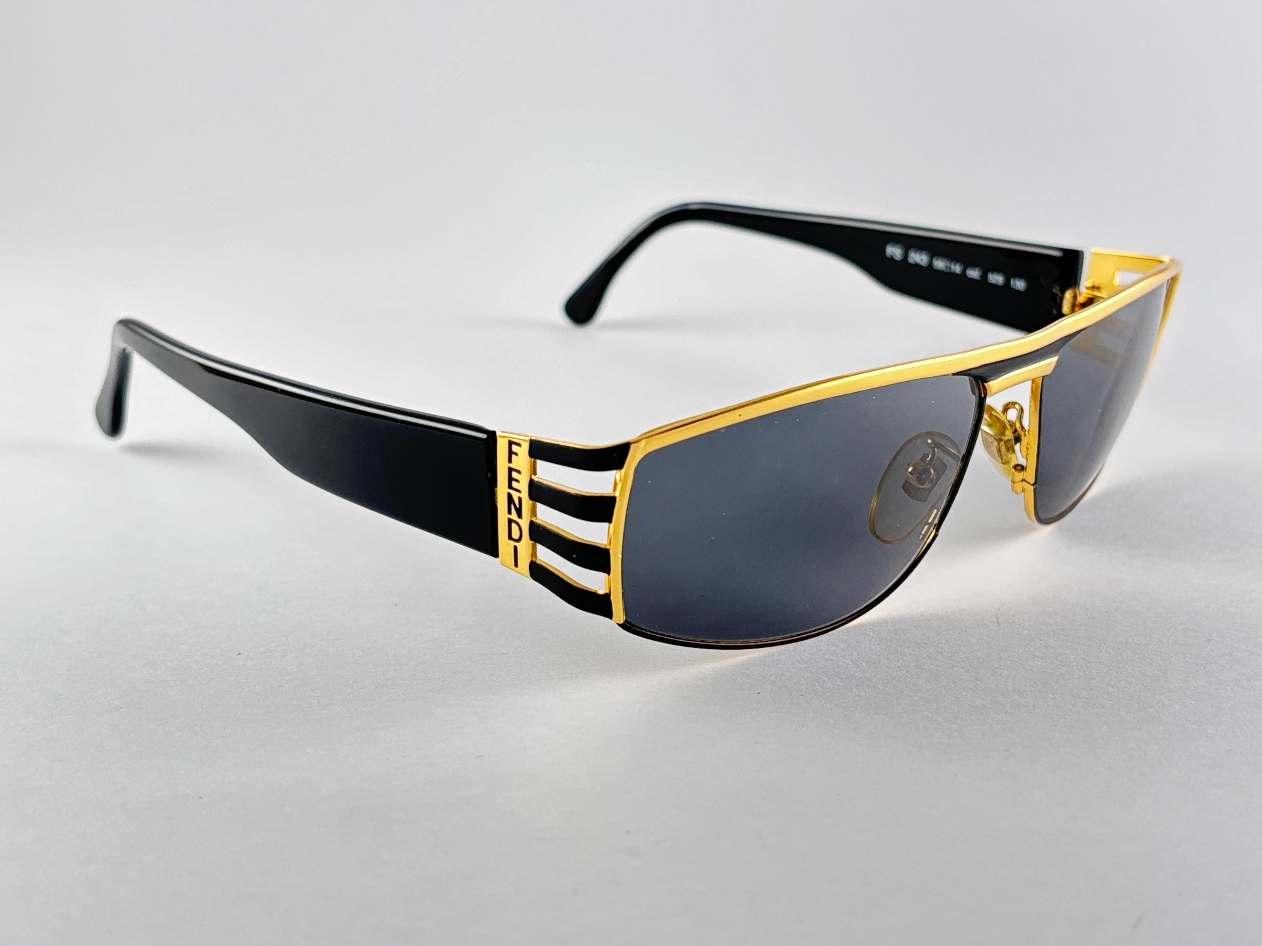 New Vintage Fendi FS243 Mask Black & Gold Large 1990 Sunglasses Made in Italy For Sale 2