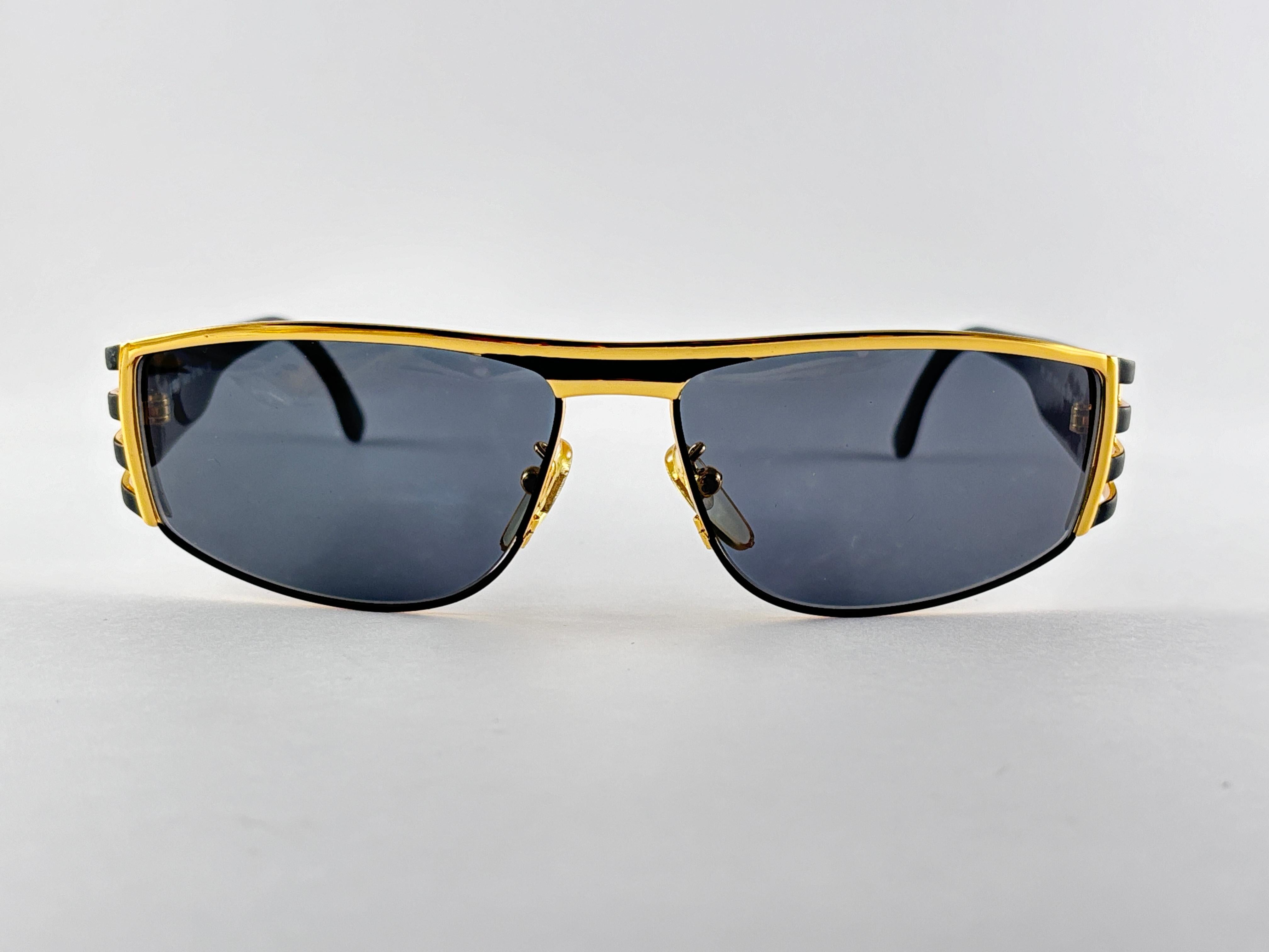 New Vintage Fendi FS243 Mask Black & Gold Large 1990 Sunglasses Made in Italy For Sale 3