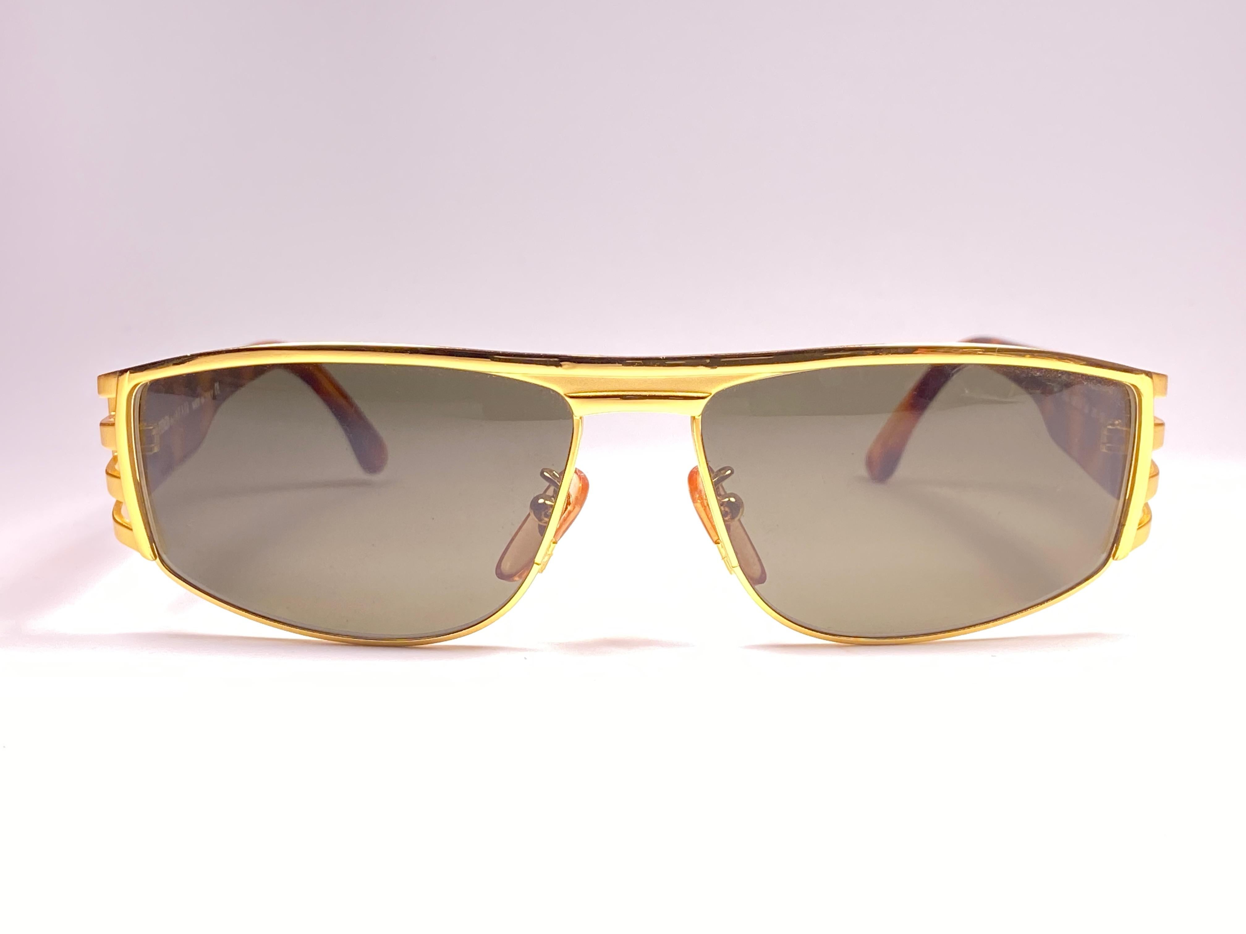 New Fendi gold & tortoise oval large frame with solid grey ( UV protection ) lenses.

Made in Italy.

Produced and design in 1990's.

New, never worn or displayed. this item may show minor sign of wear due to storage.

The front is 13.5 cms 
Lens