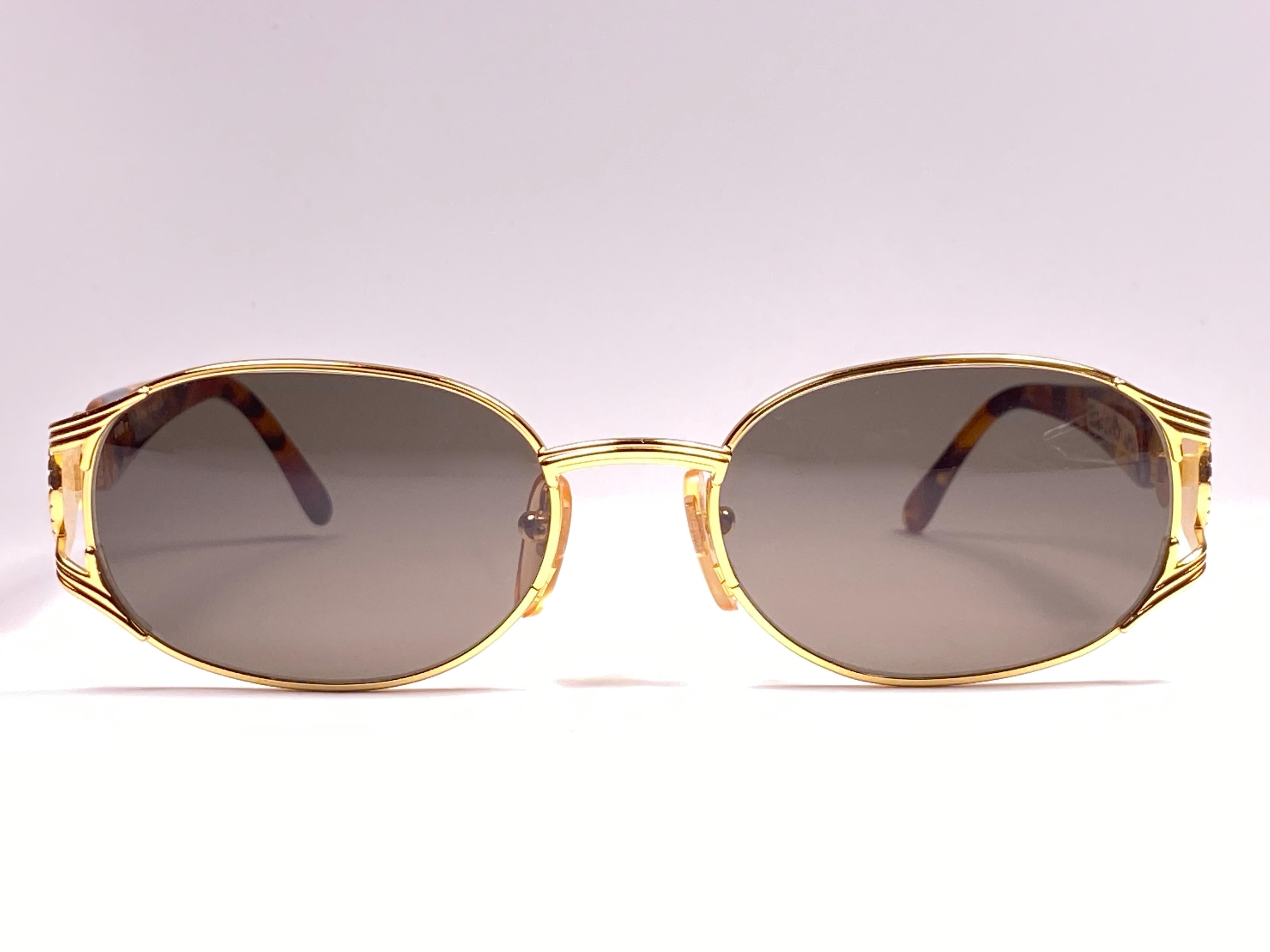 New Fendi oval gold & black oval frame with solid grey ( UV protection ) lenses.

Made in Italy.
 
Produced and design in 1990's.

New, never worn or displayed. this  item may show minor sign of wear due to storage.