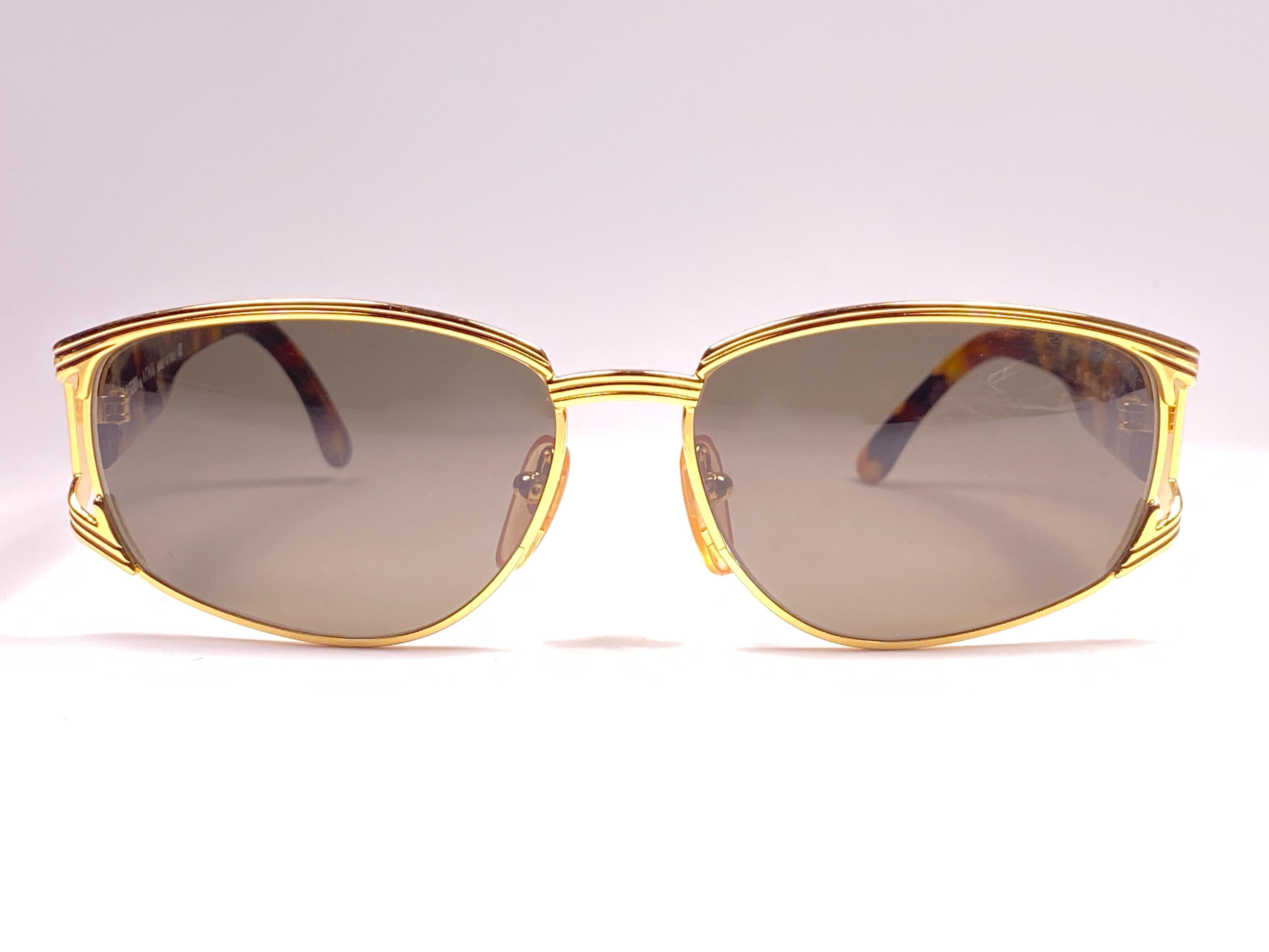 New Fendi gold & tortoise large frame with solid grey ( UV protection ) lenses.

Made in Italy.
 
Produced and design in 1990's.

New, never worn or displayed. this  item may show minor sign of wear due to storage.
