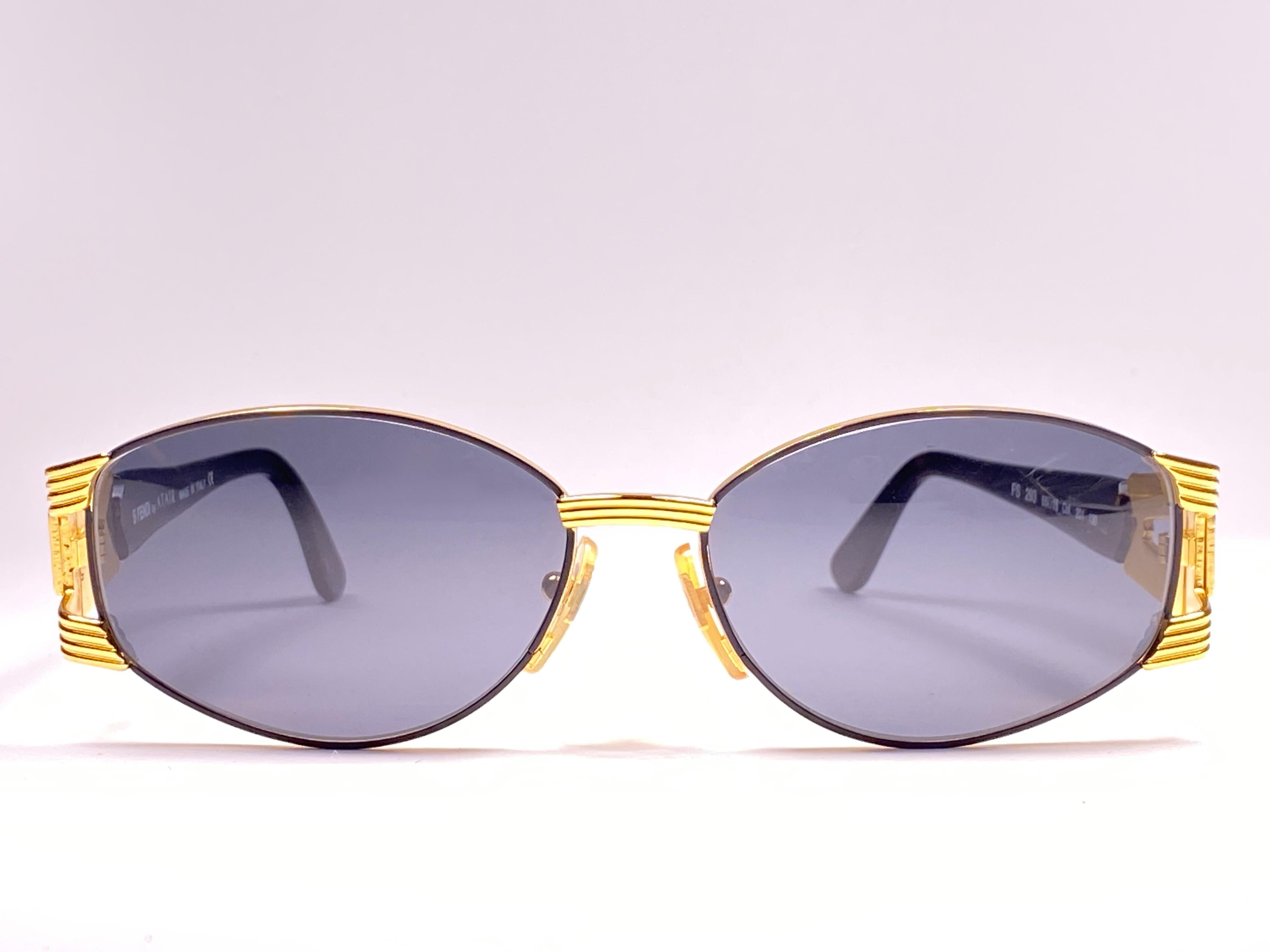 New Fendi gold oval frame with dark grey ( UV protection ) lenses.

Made in Italy.
 
Produced and design in 1990's.

New, never worn or displayed. this  item may show minor sign of wear due to storage.