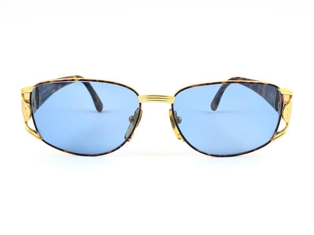 New Fendi gold & tortoise round frame with baby blue  ( UV protection ) lenses.

Made in Italy.
 
Produced and design in 1990's.

New, never worn or displayed. this  item may show minor sign of wear due to storage.



