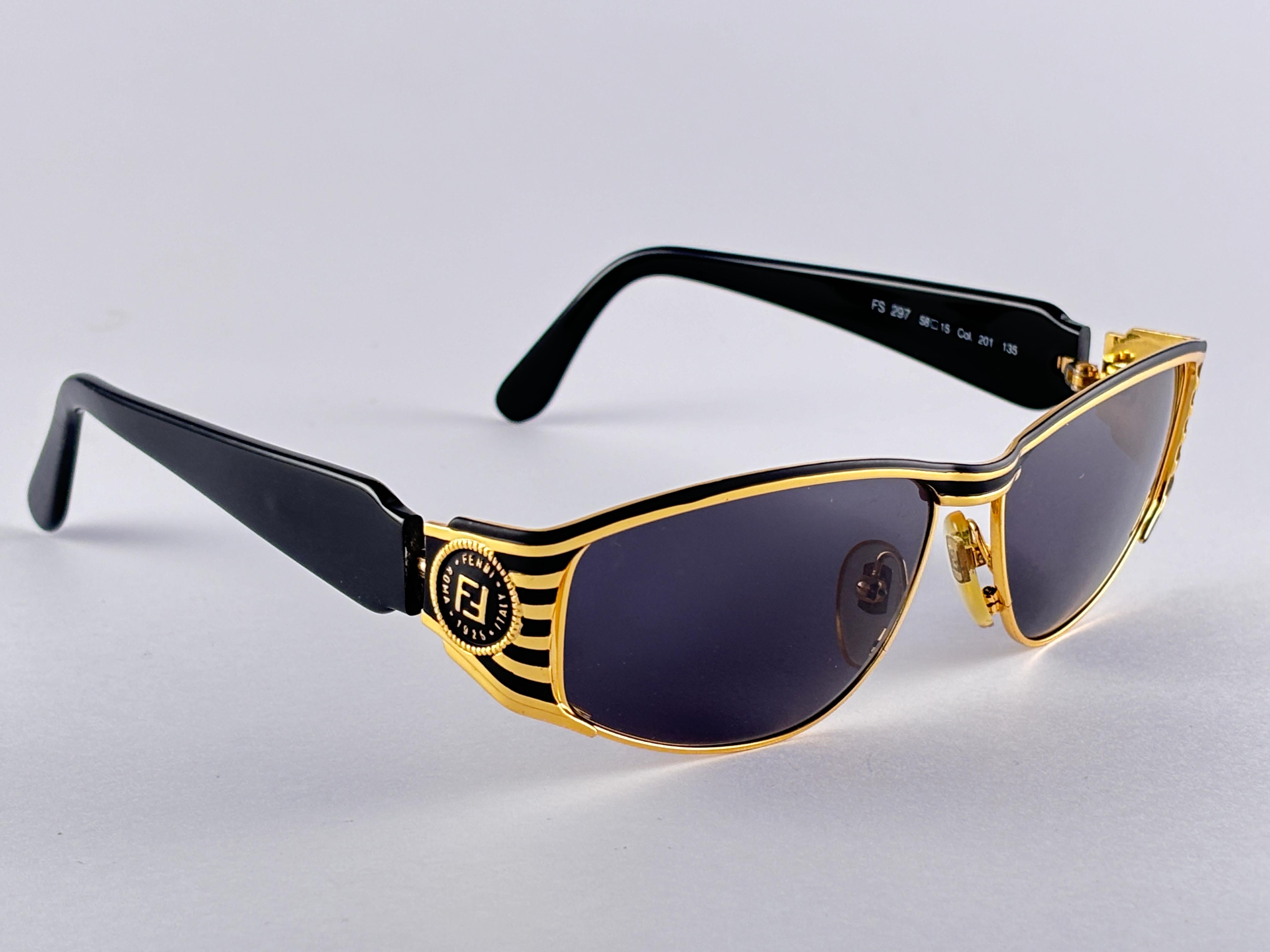 New Vintage Fendi FS297 Mask Black & Gold Large 1990 Sunglasses Made in Italy For Sale 2