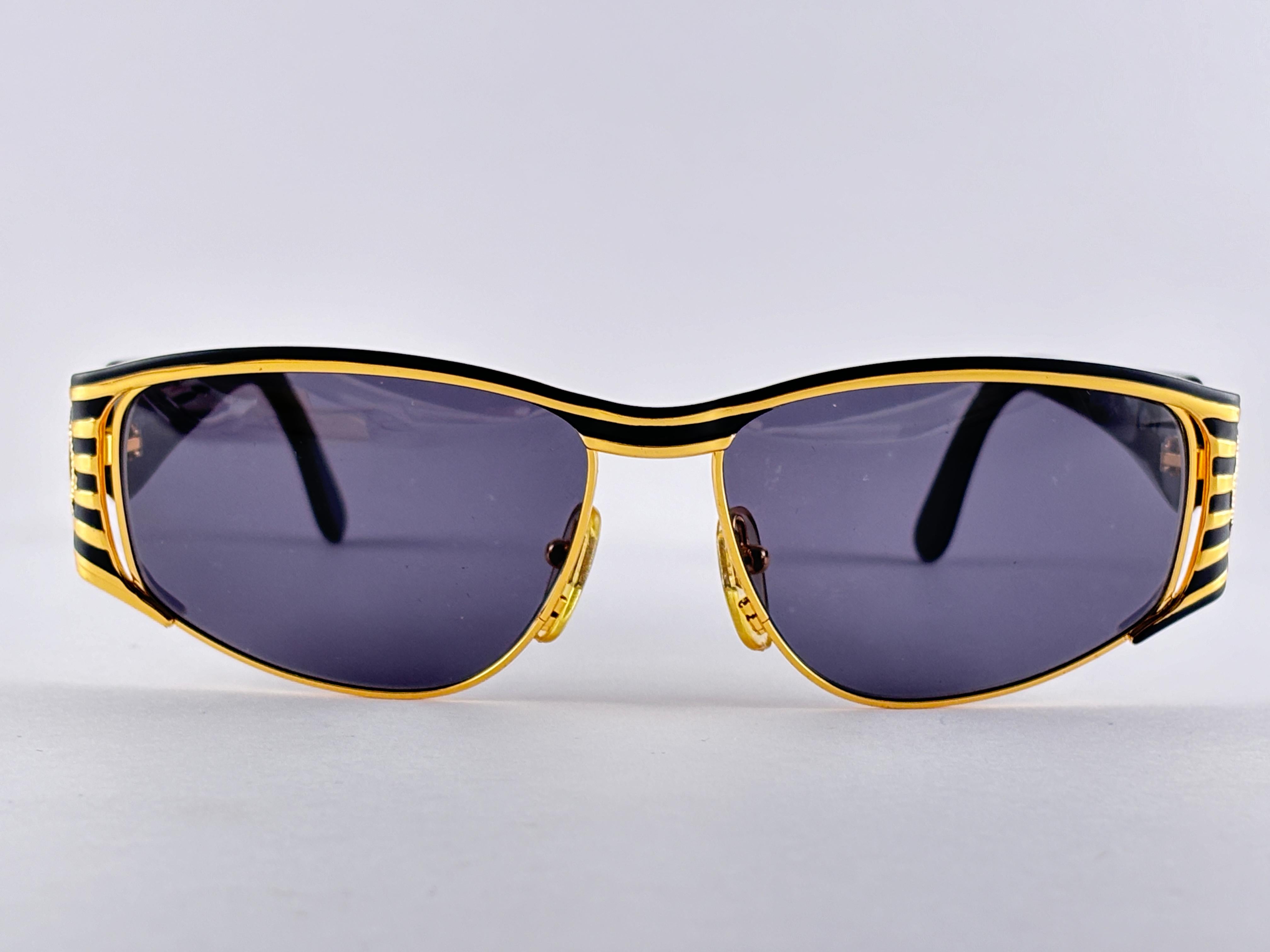 New Vintage Fendi FS297 Mask Black & Gold Large 1990 Sunglasses Made in Italy For Sale 3