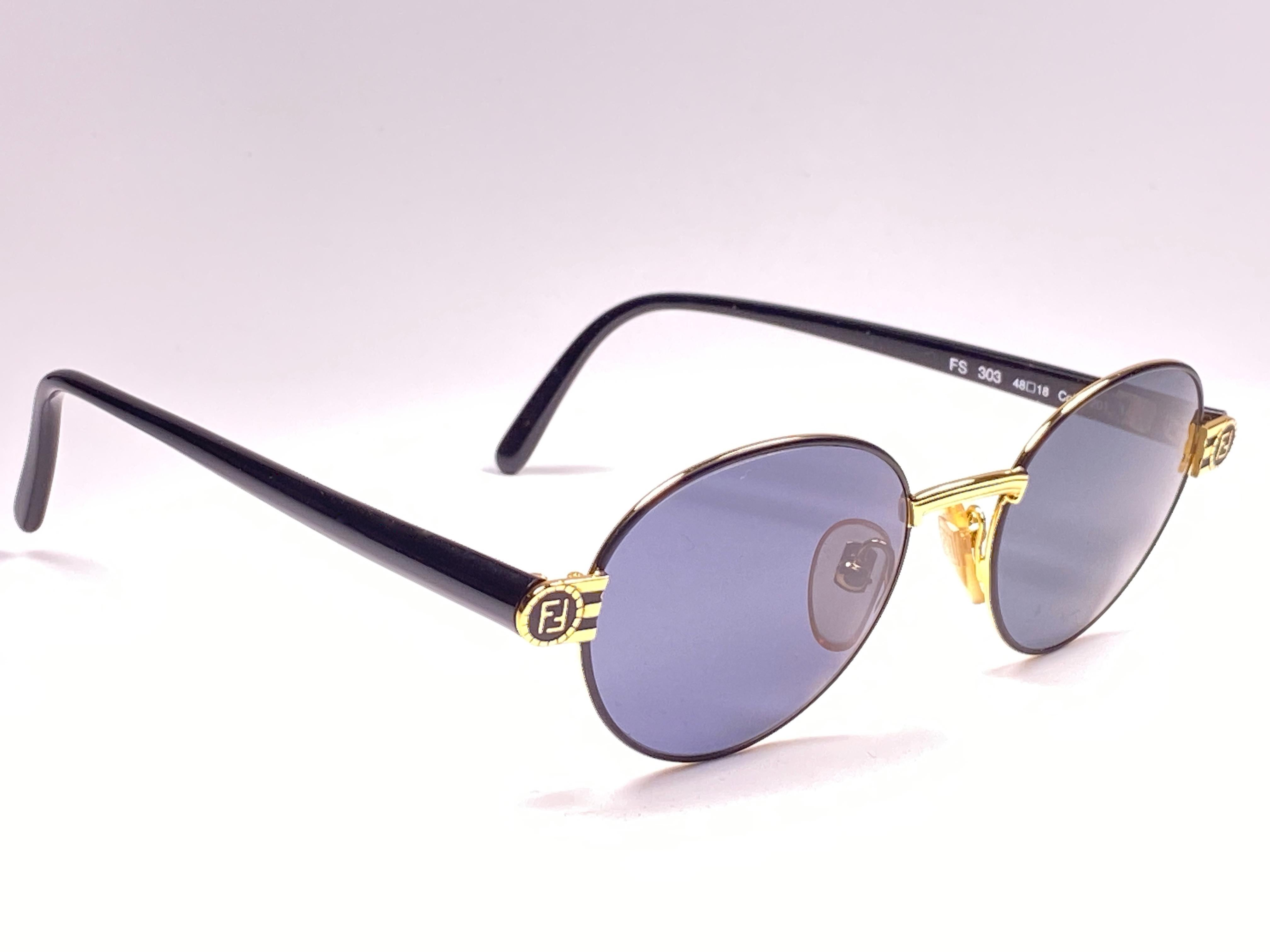 New Fendi gold oval frame with solid grey ( UV protection ) lenses.

Made in Italy.
 
Produced and design in 1990's.

New, never worn or displayed. this  item may show minor sign of wear due to storage.