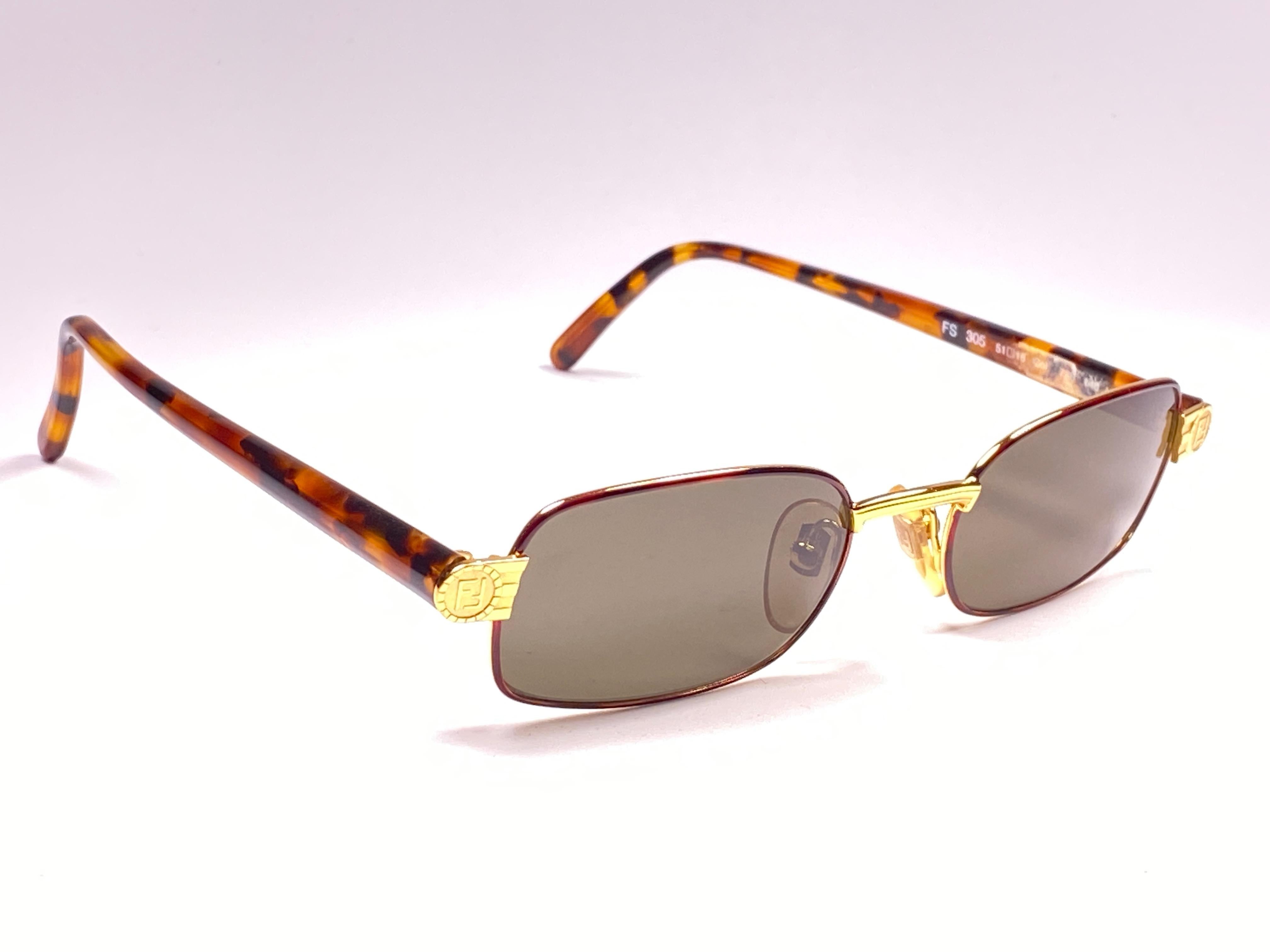 New Fendi rectangular gold matte oval frame with solid grey ( UV protection ) lenses.

Made in Italy.
 
Produced and design in 1990's.

New, never worn or displayed. this  item may show minor sign of wear due to storage.
