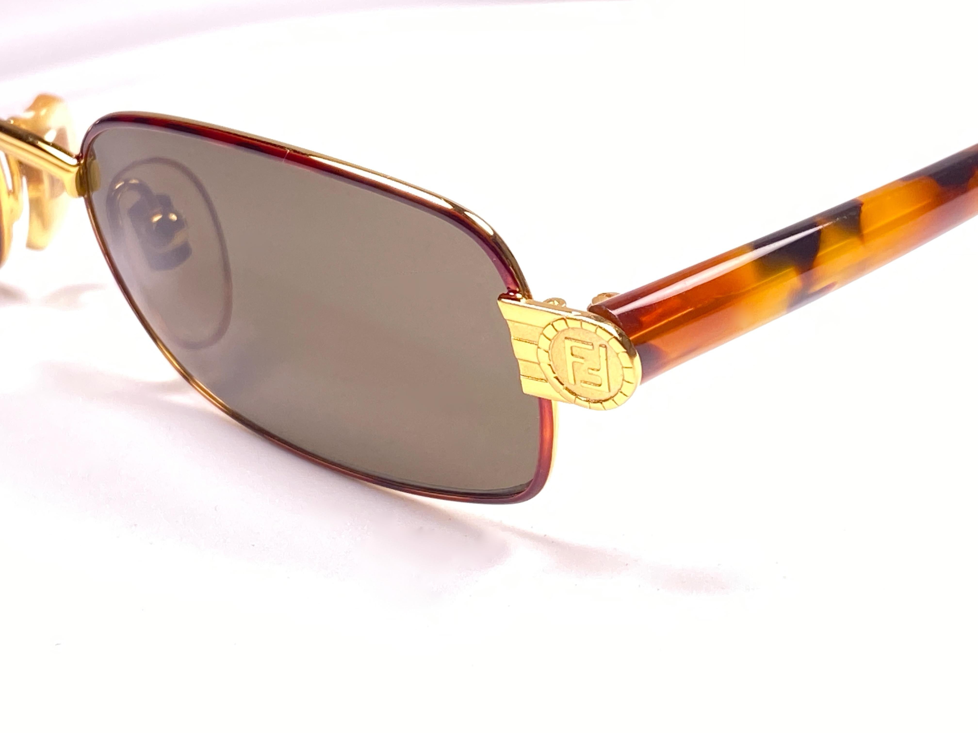 Neu Vintage Fendi FS305 Rechteckiges mattes Gold  1990 Sonnenbrille Hergestellt in Italien (Braun) im Angebot
