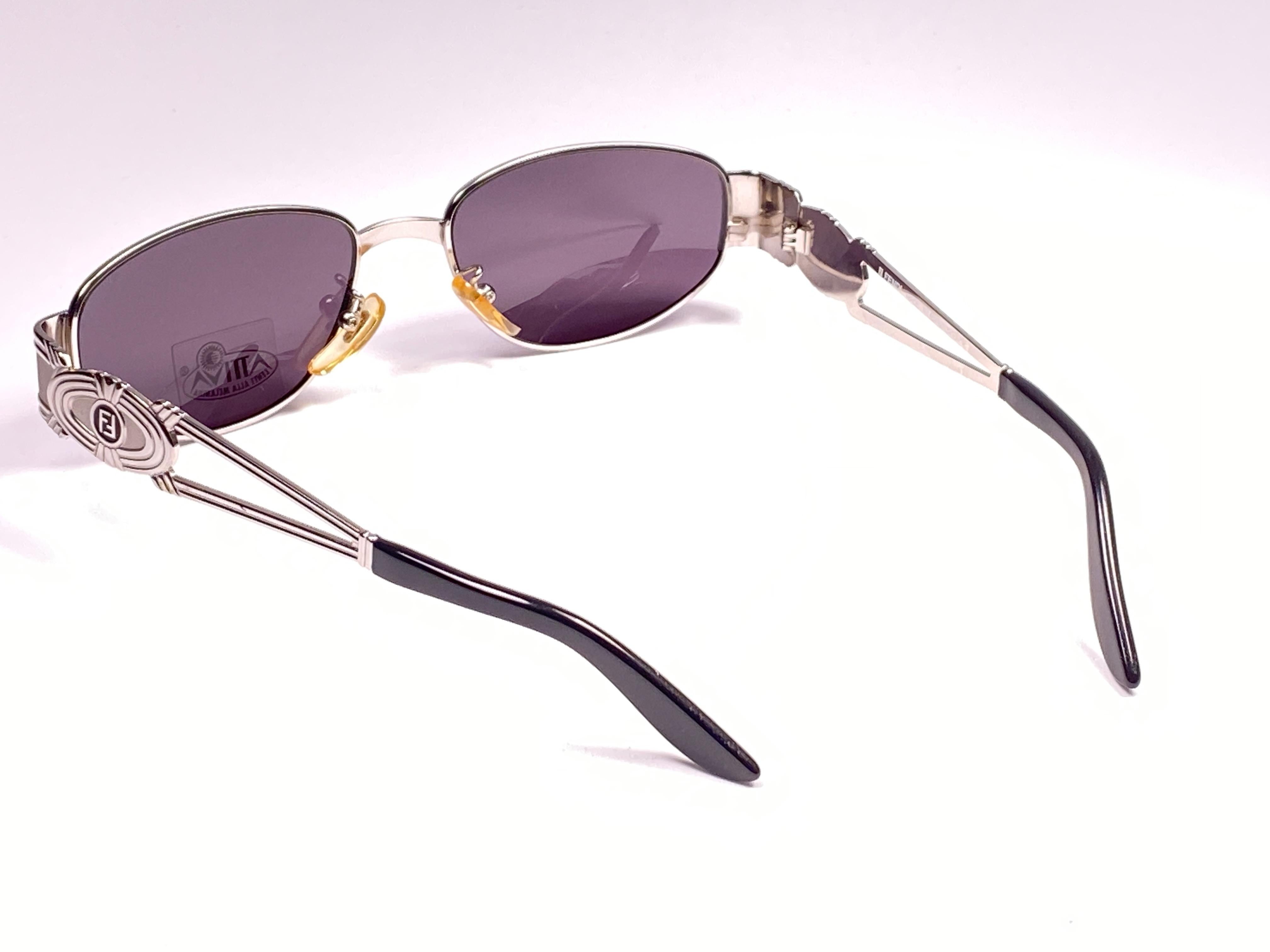 Neu Vintage Fendi FS7039 Oval Schwarz Silber 1990 Sonnenbrille, hergestellt in Italien, Vintage für Damen oder Herren im Angebot