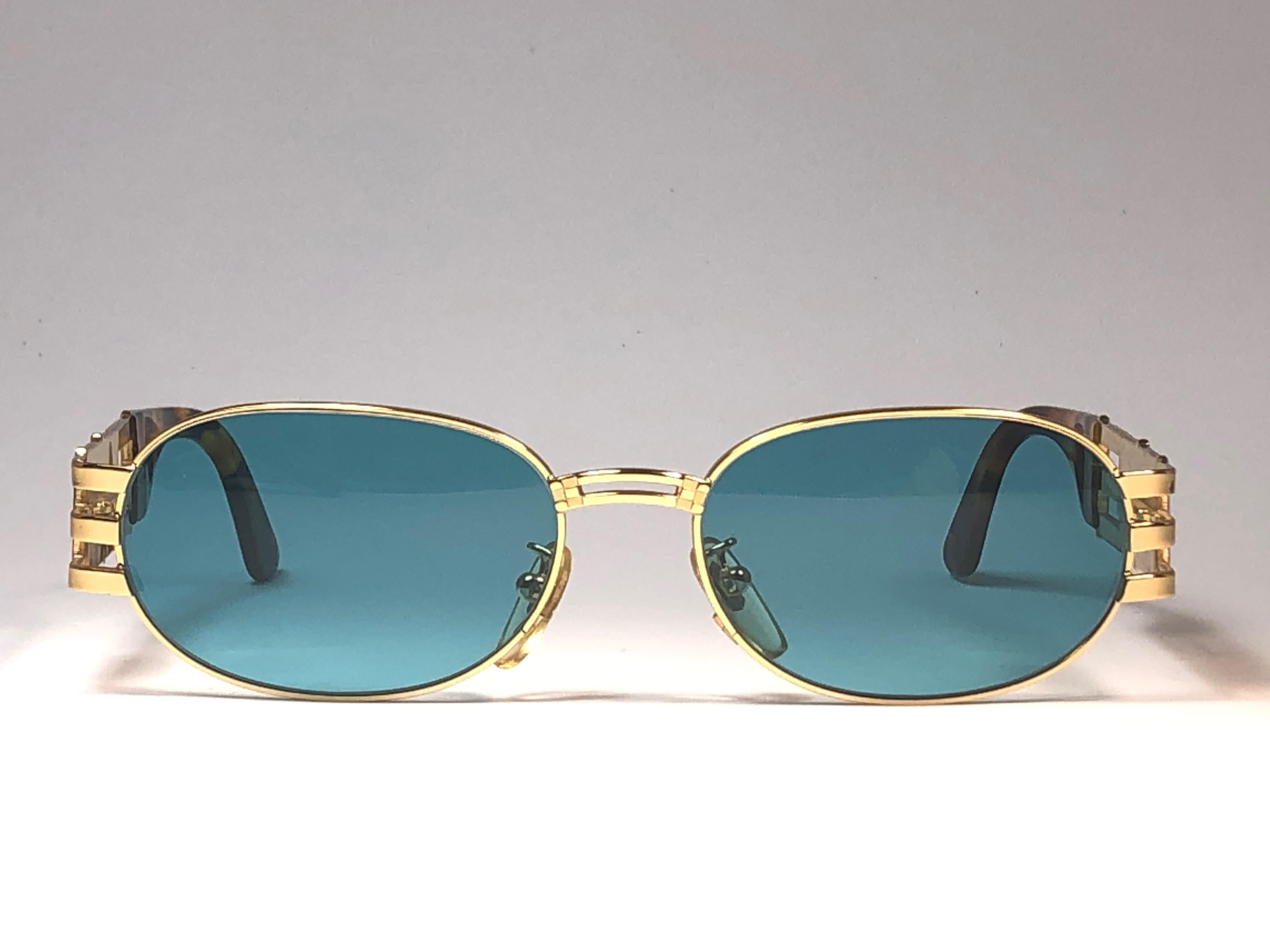 New Fendi gold oval frame with turquoise  ( UV protection ) lenses.

Made in Italy.
 
Produced and design in 1990's.

New, never worn or displayed. this  item may show minor sign of wear due to storage.