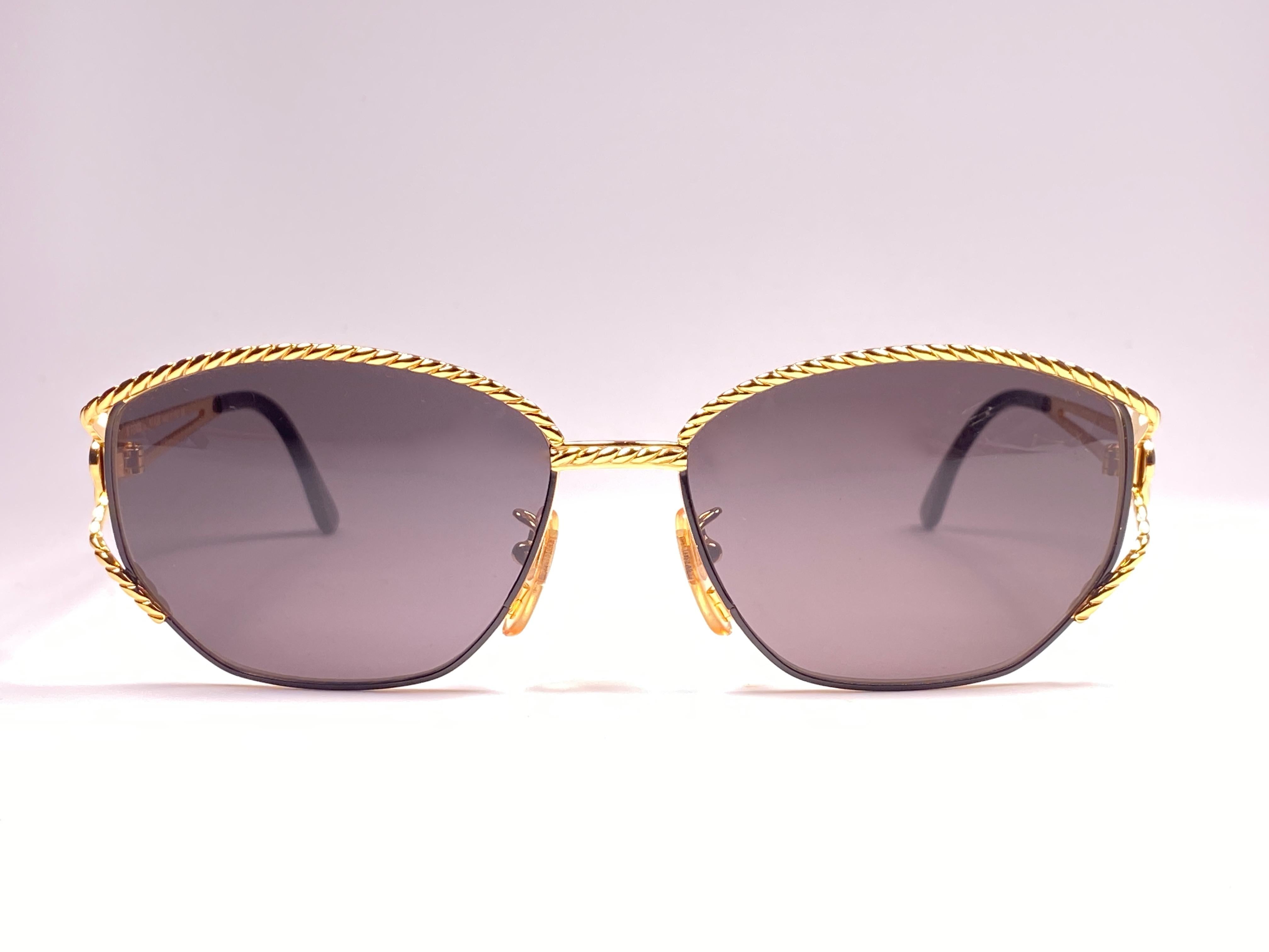 New Fendi gold & black oval large frame with solid grey ( UV protection ) lenses.

Made in Italy.
 
Produced and design in 1990's.

New, never worn or displayed. this  item may show minor sign of wear due to storage.