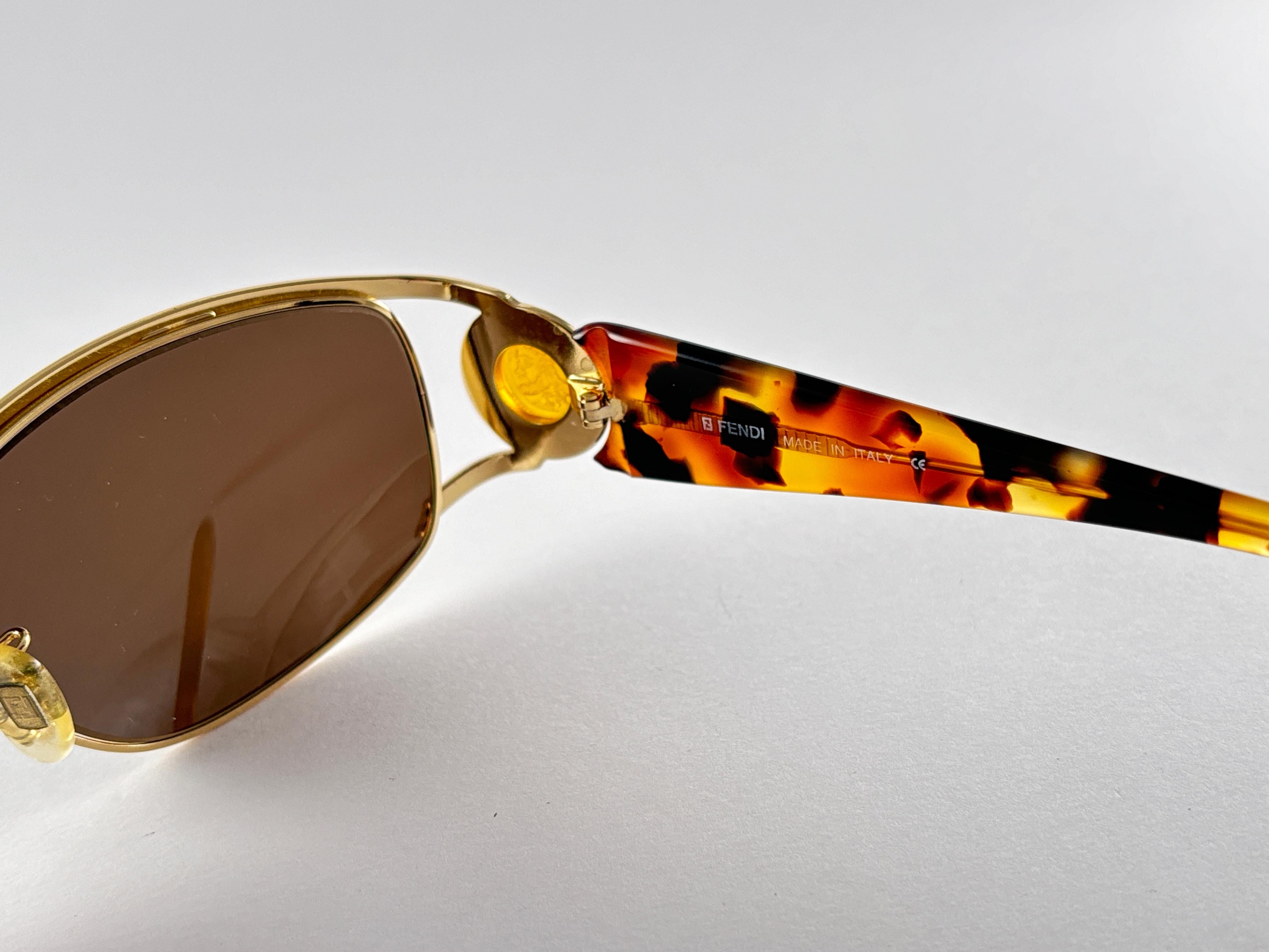New Vintage Fendi SL7025 Mask Tortoise & Gold Large 1990 Sunglasses Italy In New Condition For Sale In Baleares, Baleares