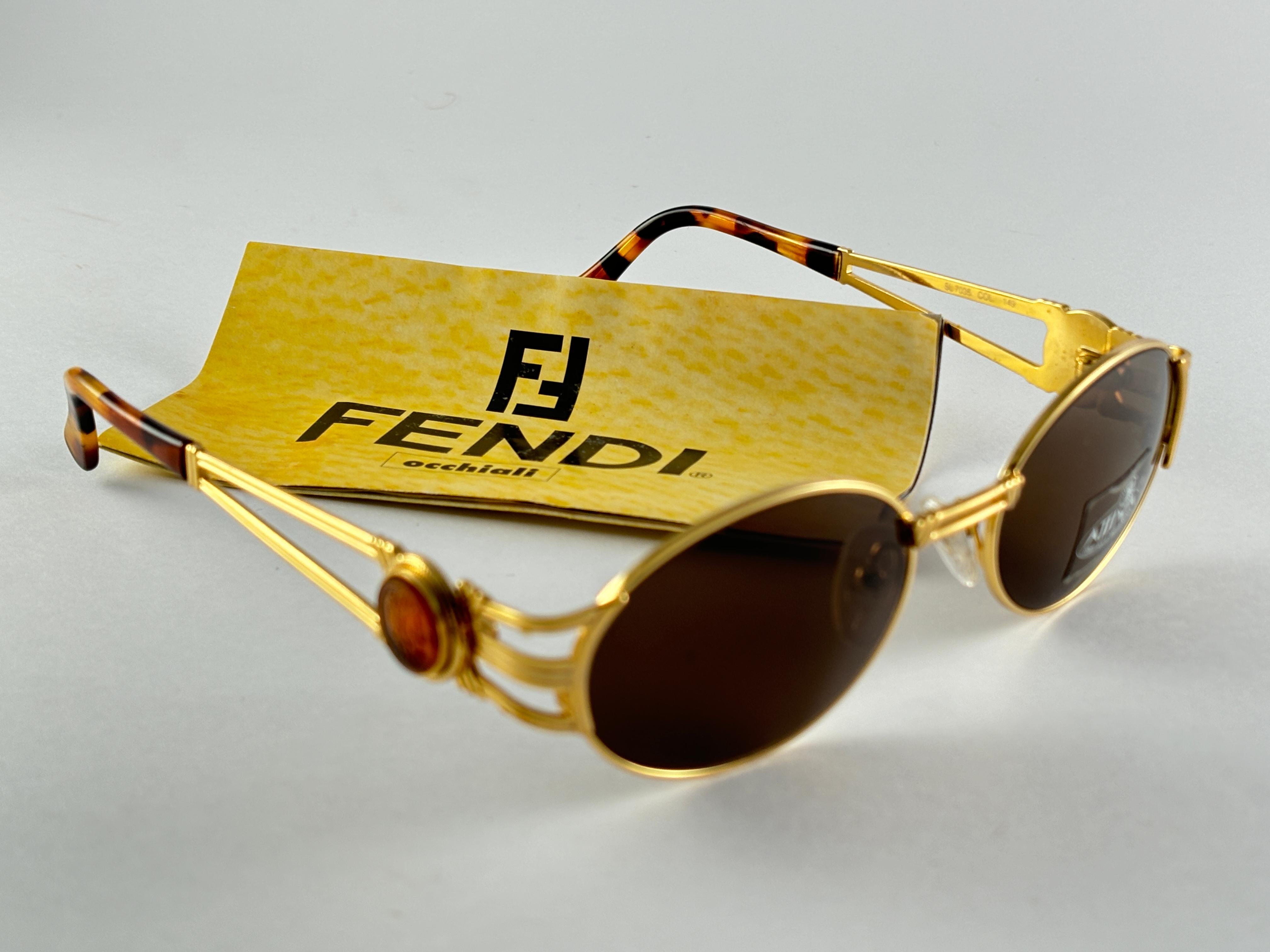 New Fendi gold & tortoise frame with solid brown ( UV protection ) lenses.

Made in Italy.
 
Produced and design in 1990's.

New, never worn or displayed. this  item may show minor sign of wear due to storage.

Measurements :

FRONT : 13.5 CMS

LENS