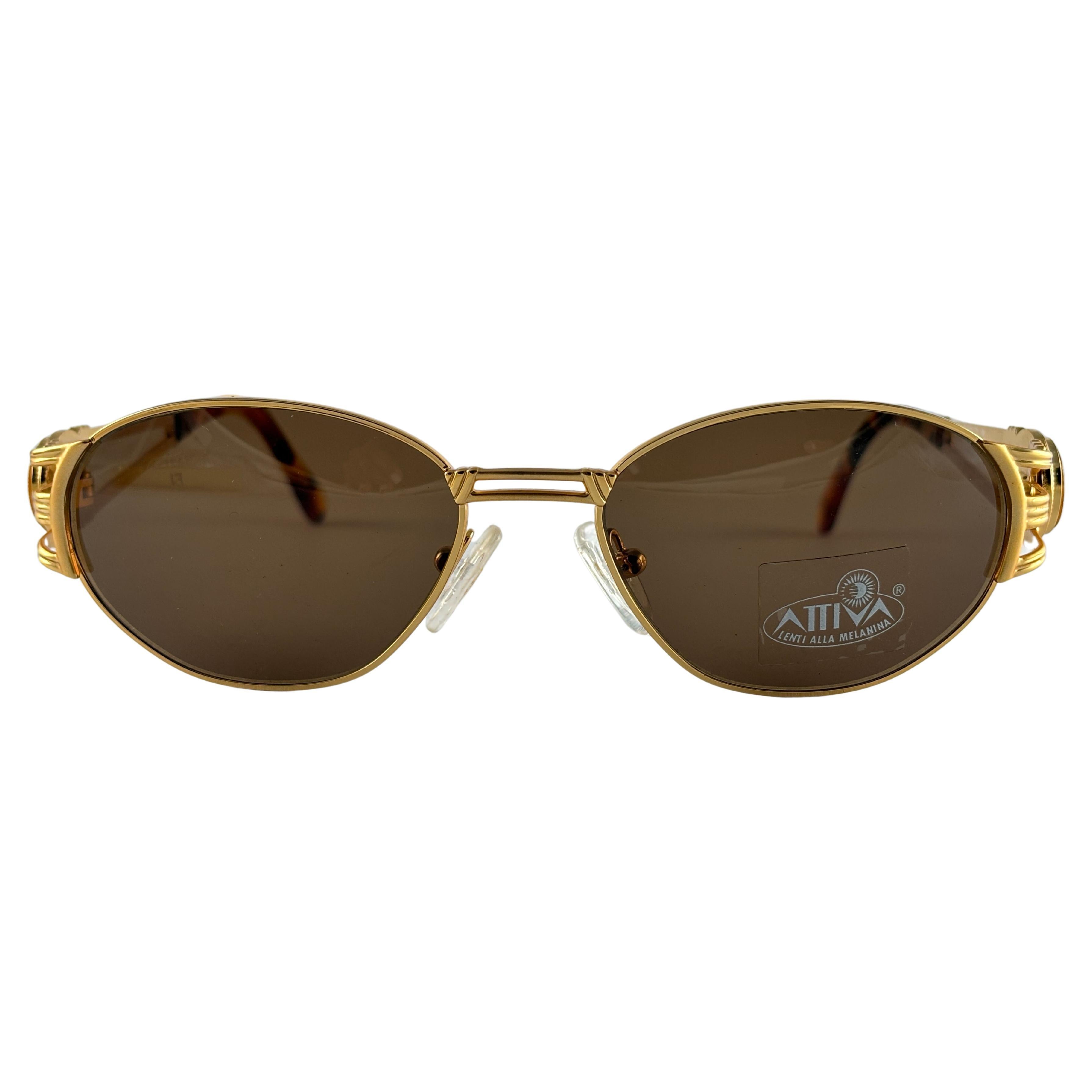 Nouveau Fendi oval gold & tortoise cat eye frame with solid brown ( UV protection ) lenses.

Fabriquées en Italie.
 
Produit et conçu dans les années 1990.

Neuve, jamais portée ou exposée. cette  l'article peut présenter des signes mineurs d'usure