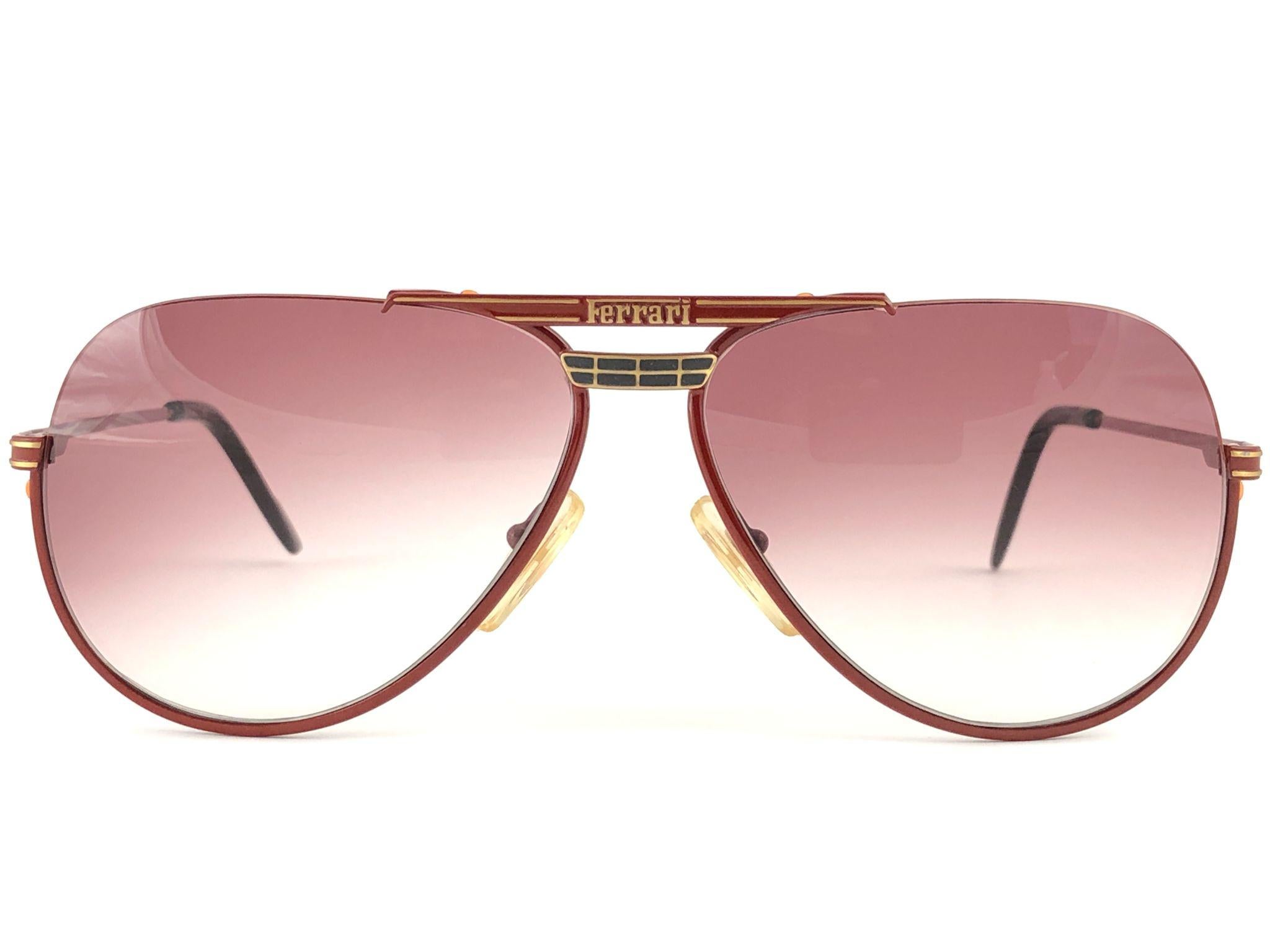 Neue Vintage Ferrari F3 Sonnenbrille mit einem Paar makelloser lila 
Verlaufsgläser. 

Neu:: nie getragen oder ausgestellt. Wird mit der originalen Ferrari-Hülle und dem Karton geliefert. 

Dieser Artikel kann aufgrund der Lagerung leichte