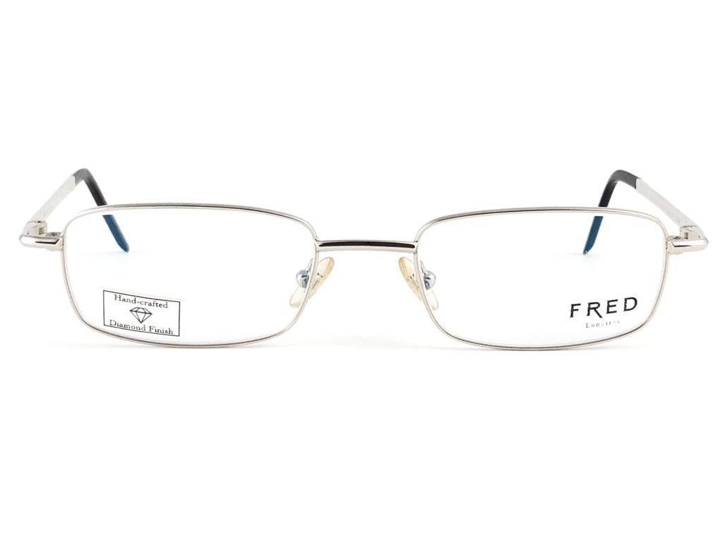 New Vintage FRED CUT 005 silver frame. Ready for RX reading and prescription.

Made in France.
 
Produced and design in 1990's.

This item may show minor sign of wear due to storage. 

MEASUREMENTS

MEASUREMENTS

FRONT : 14 CMS

LENS HEIGHT : 2.8