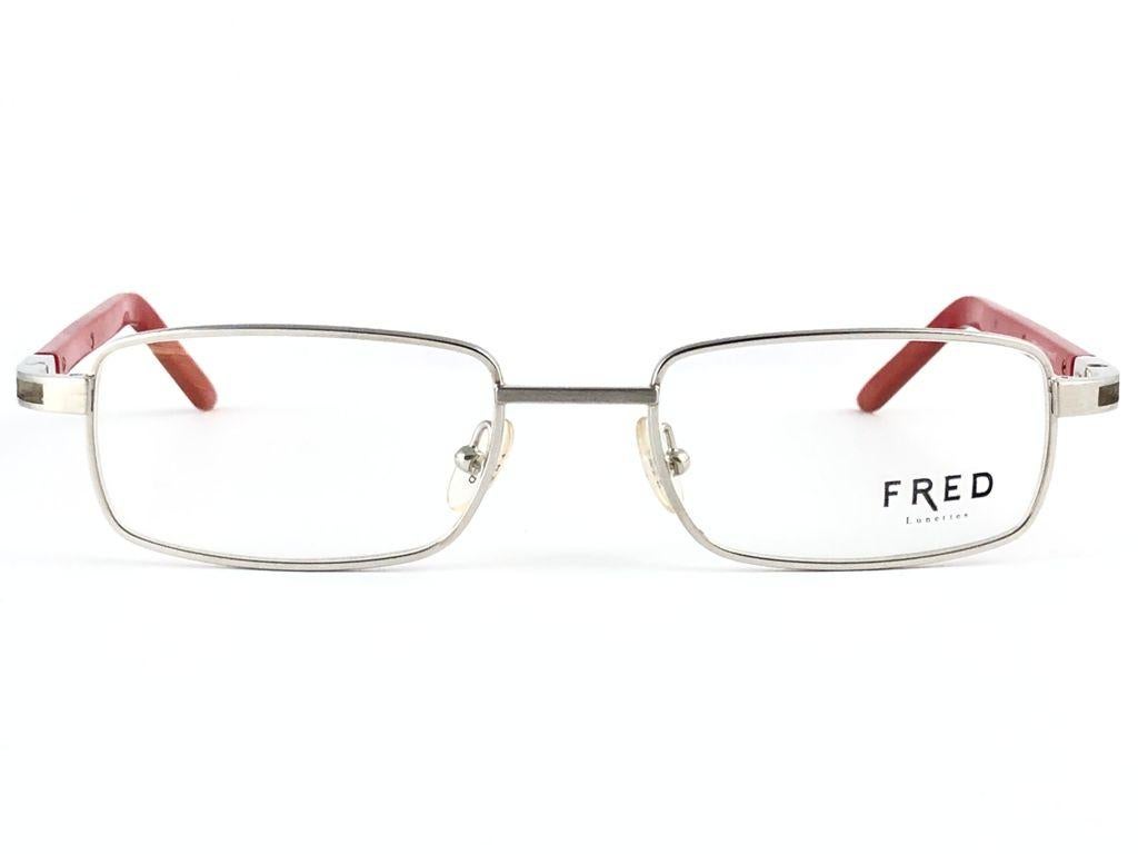 New Vintage FRED Move Silver & red frame. Ready for RX reading and prescription.

Made in France.
 
Produced and design in 1990's.

This item may show minor sign of wear due to storage. 



MEASUREMENTS

FRONT : 15.5 CMS

LENS HEIGHT : 3.2 CMS

LENS